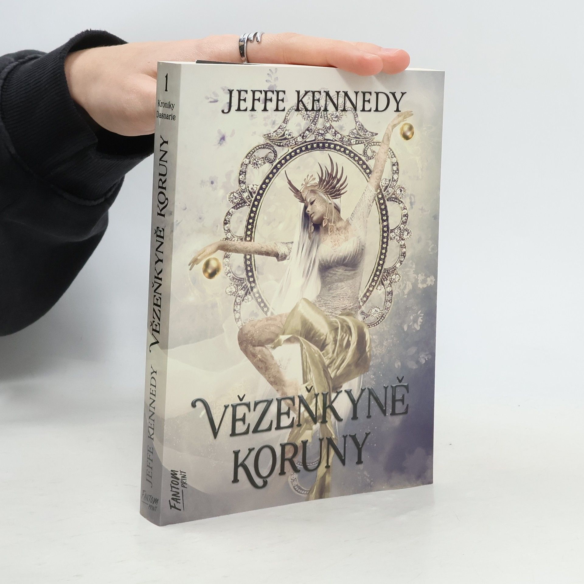 Kroniky Dasnarie. 1, Vězeňkyně koruny