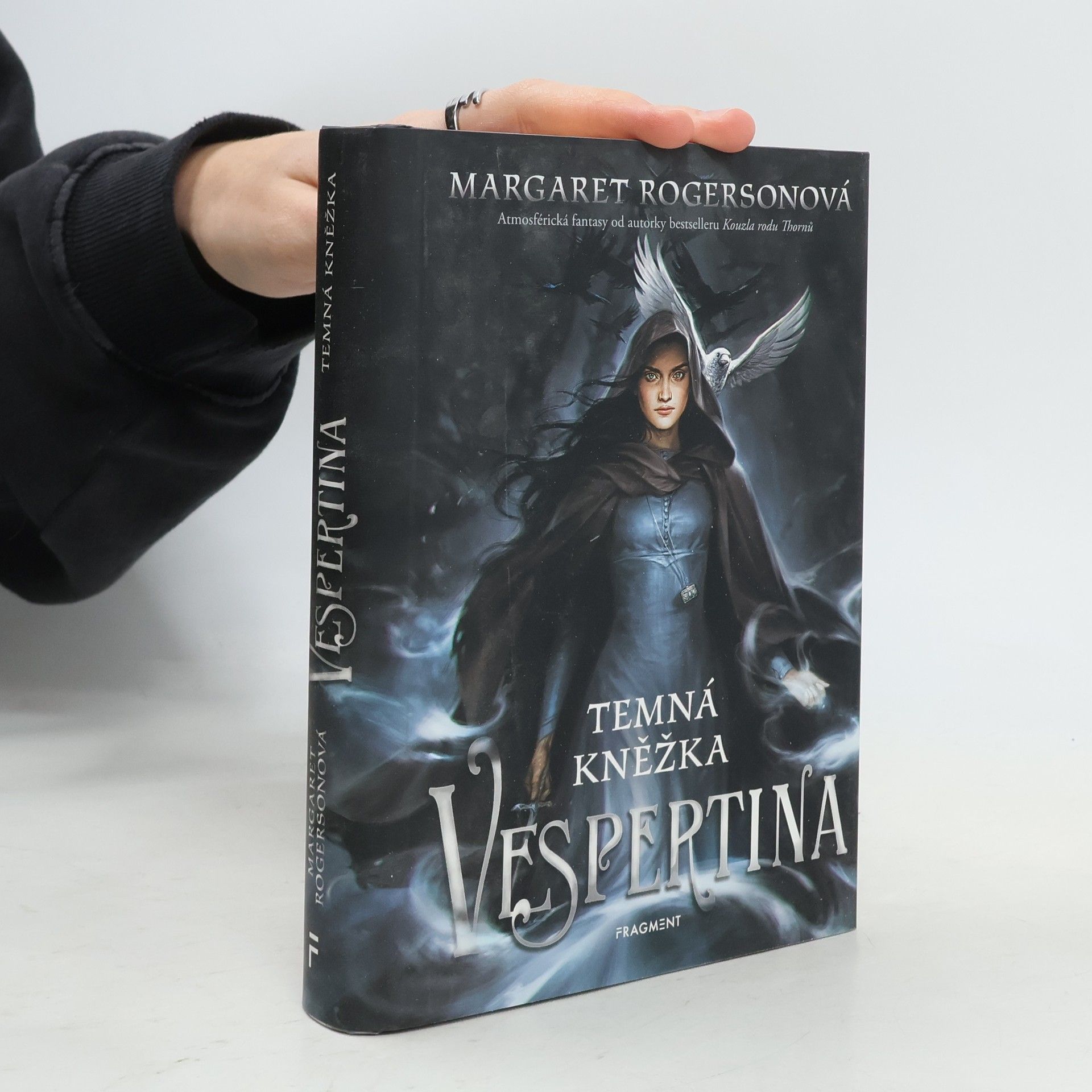 Margaret Rogerson Vespertina. Temná kněžka