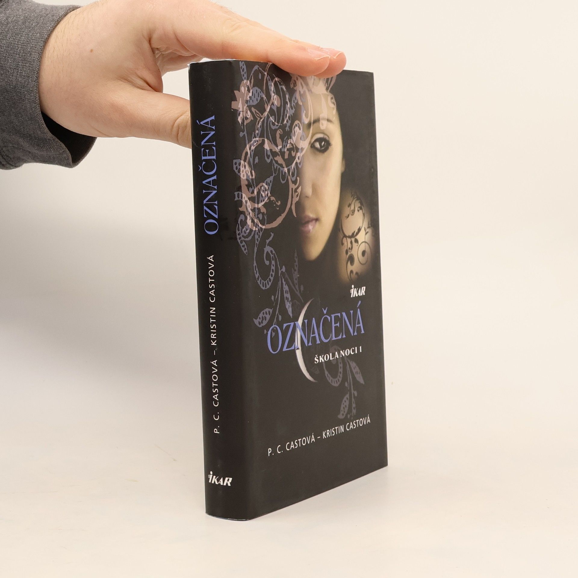 Phyllis Christine Cast Škola noci 1 - Označená