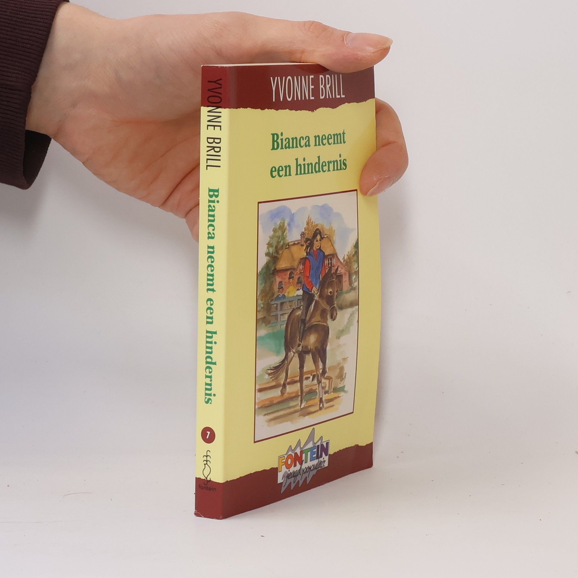 Bianca neemt een hindernis