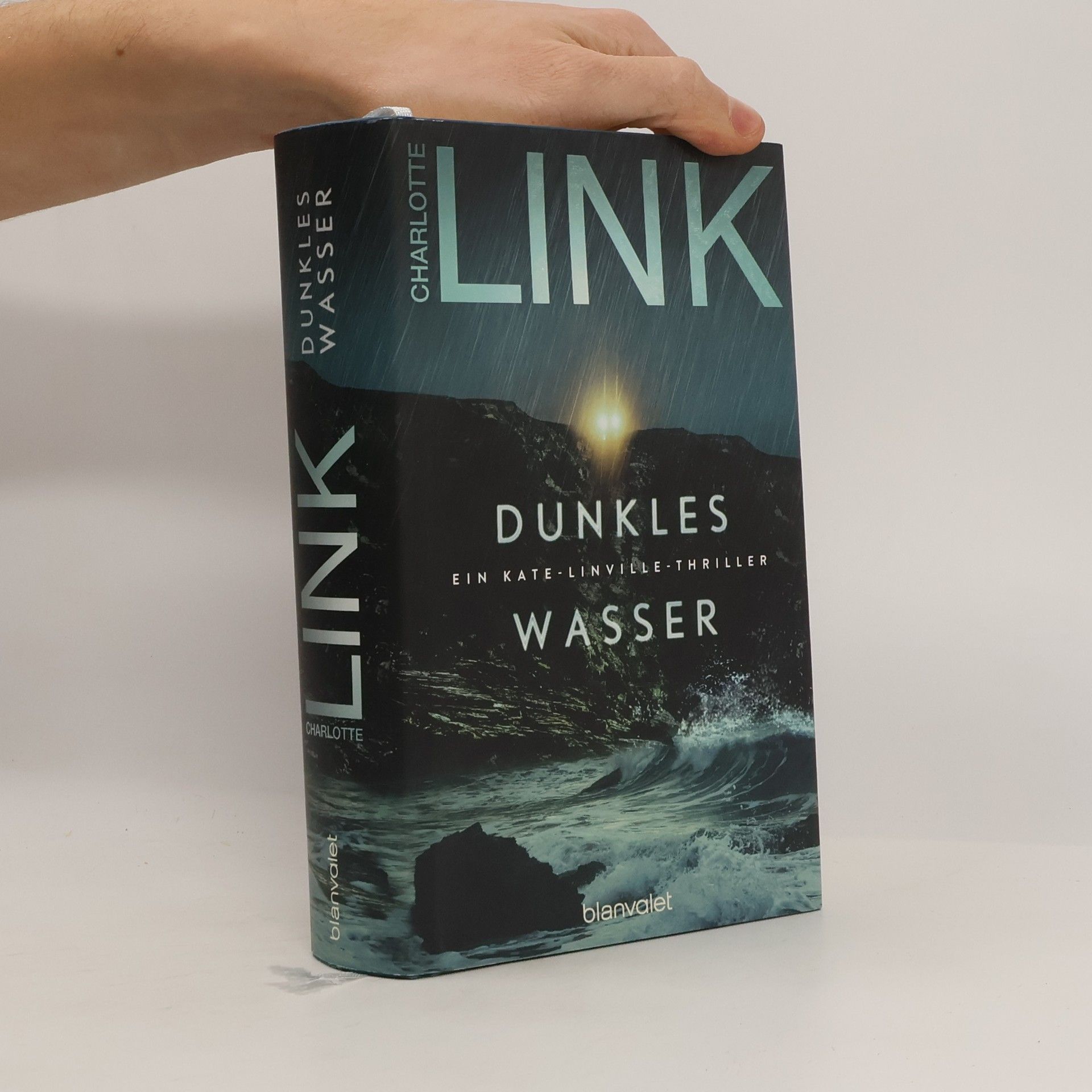 Dunkles Wasser