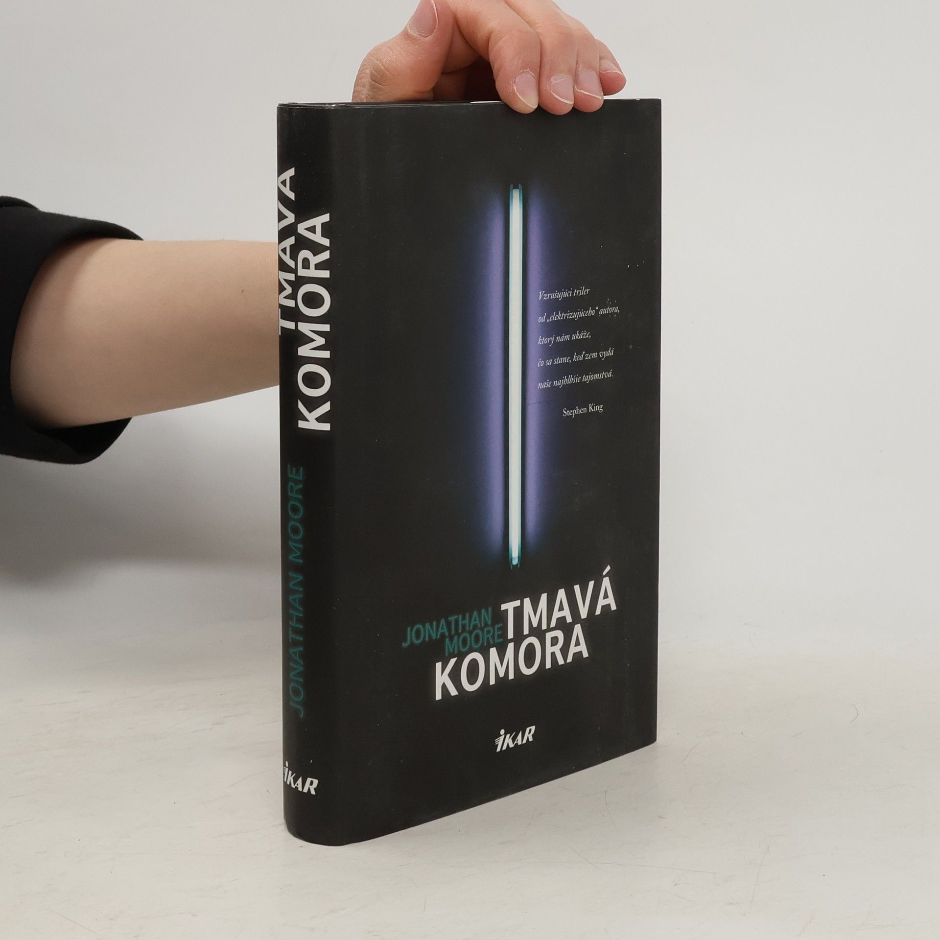 Jonathan Moore Tmavá komora