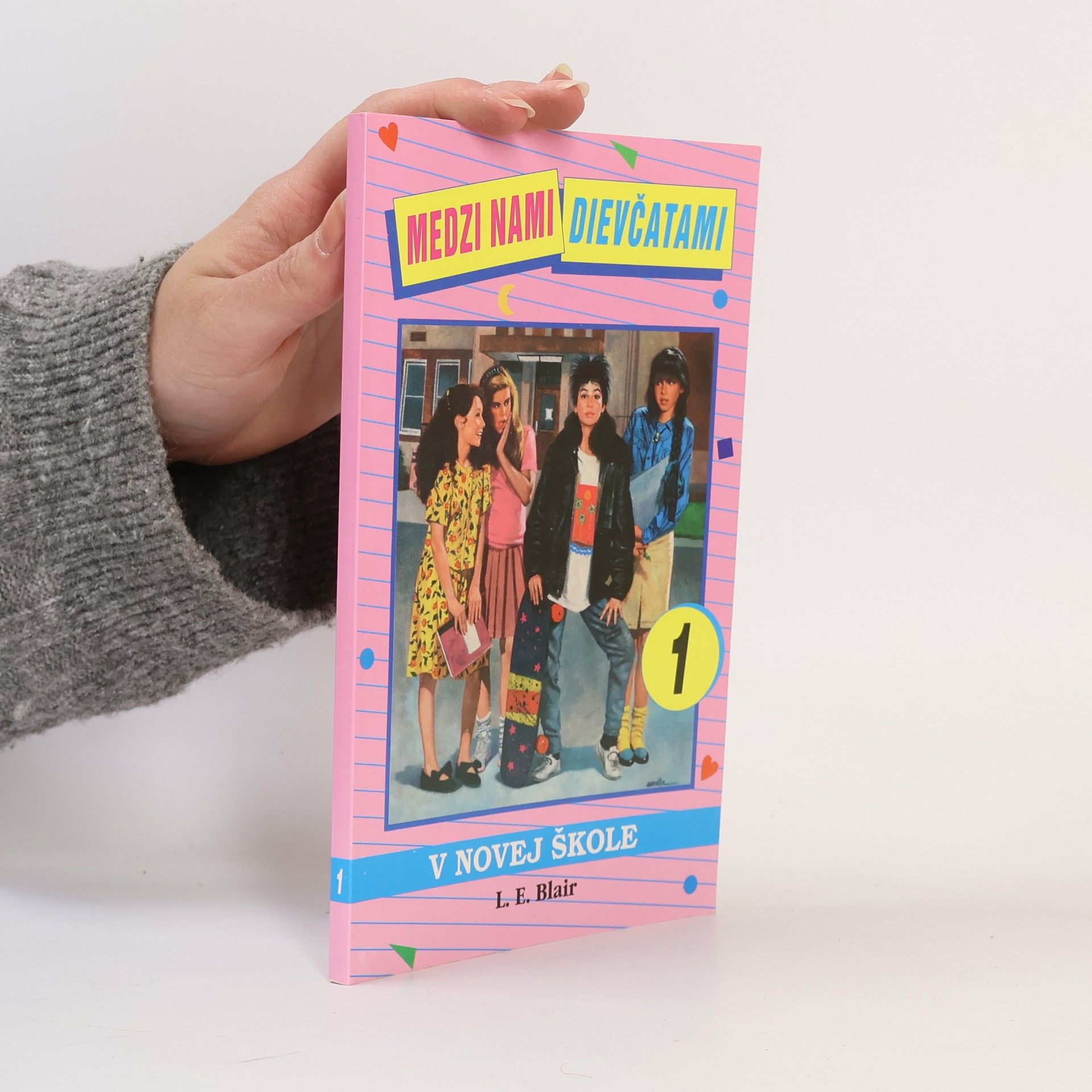 L. E. Blair Medzi nami dievčatami 1. V novej škole