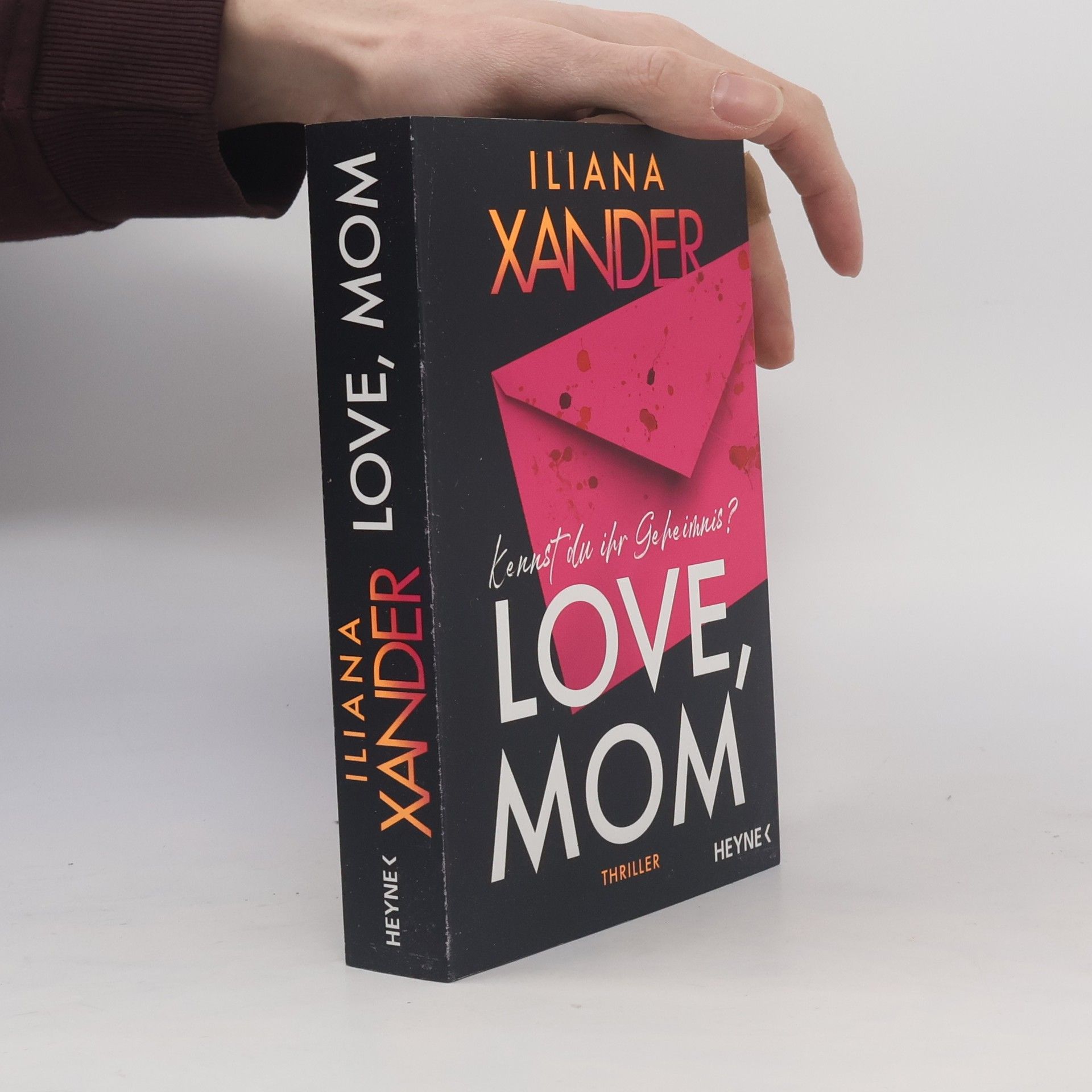 Iliana Xander Love, Mom