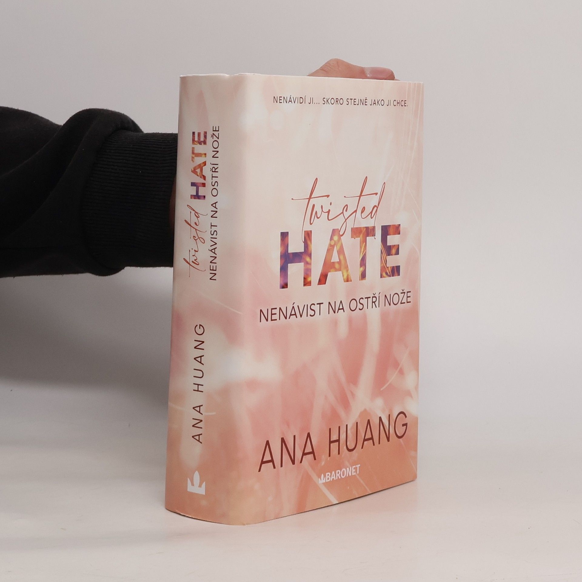 Ana Huang Twisted Hate: Nenávist na ostří nože