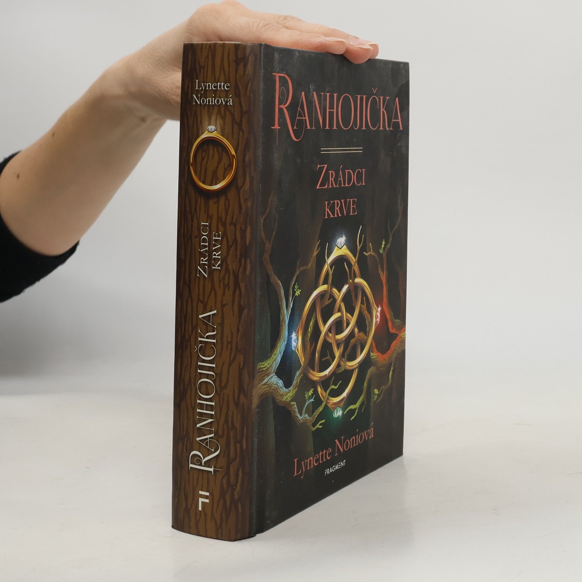 Lynette Noni Ranhojička. Zrádci krve