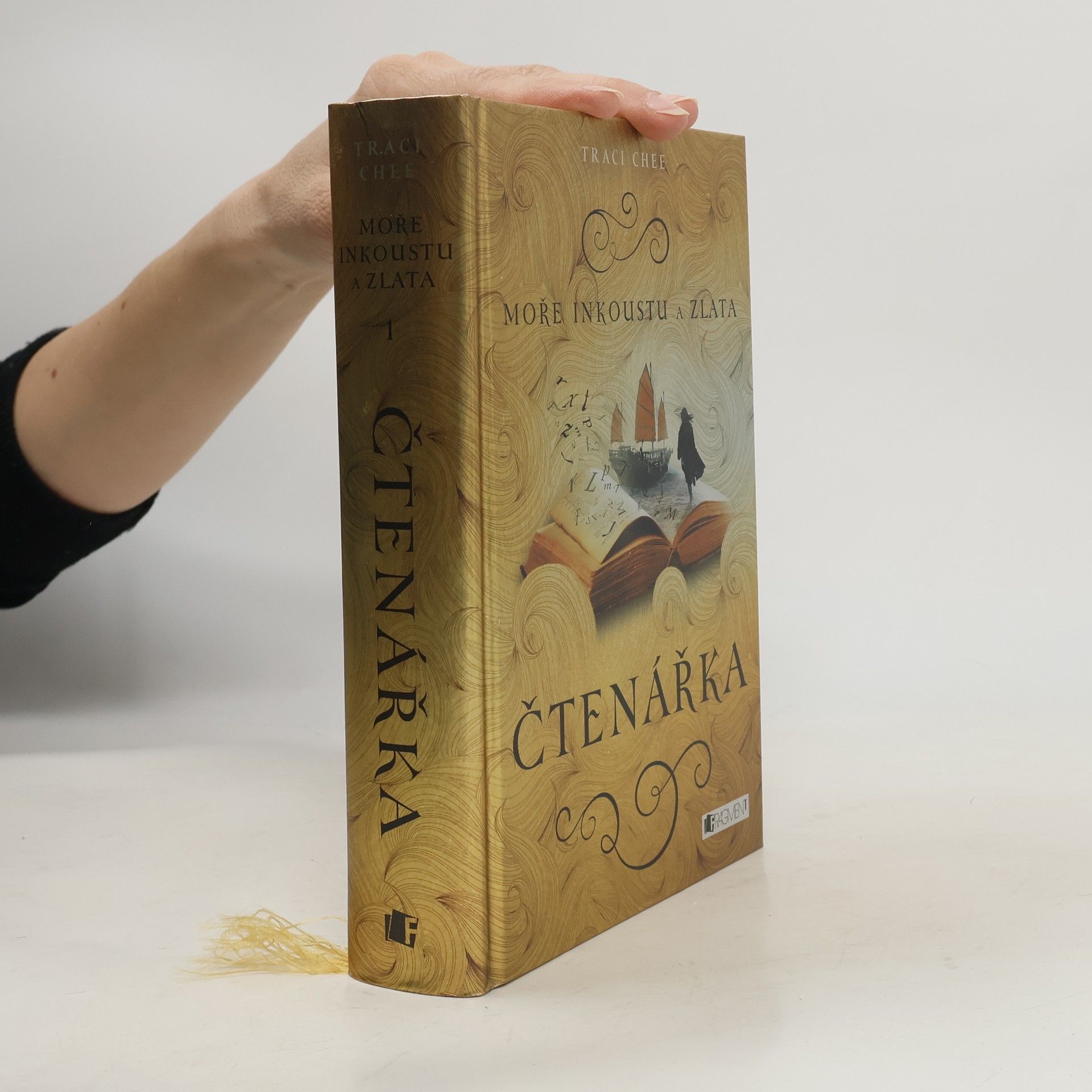 Traci Chee Moře inkoustu a zlata. Čtenářka