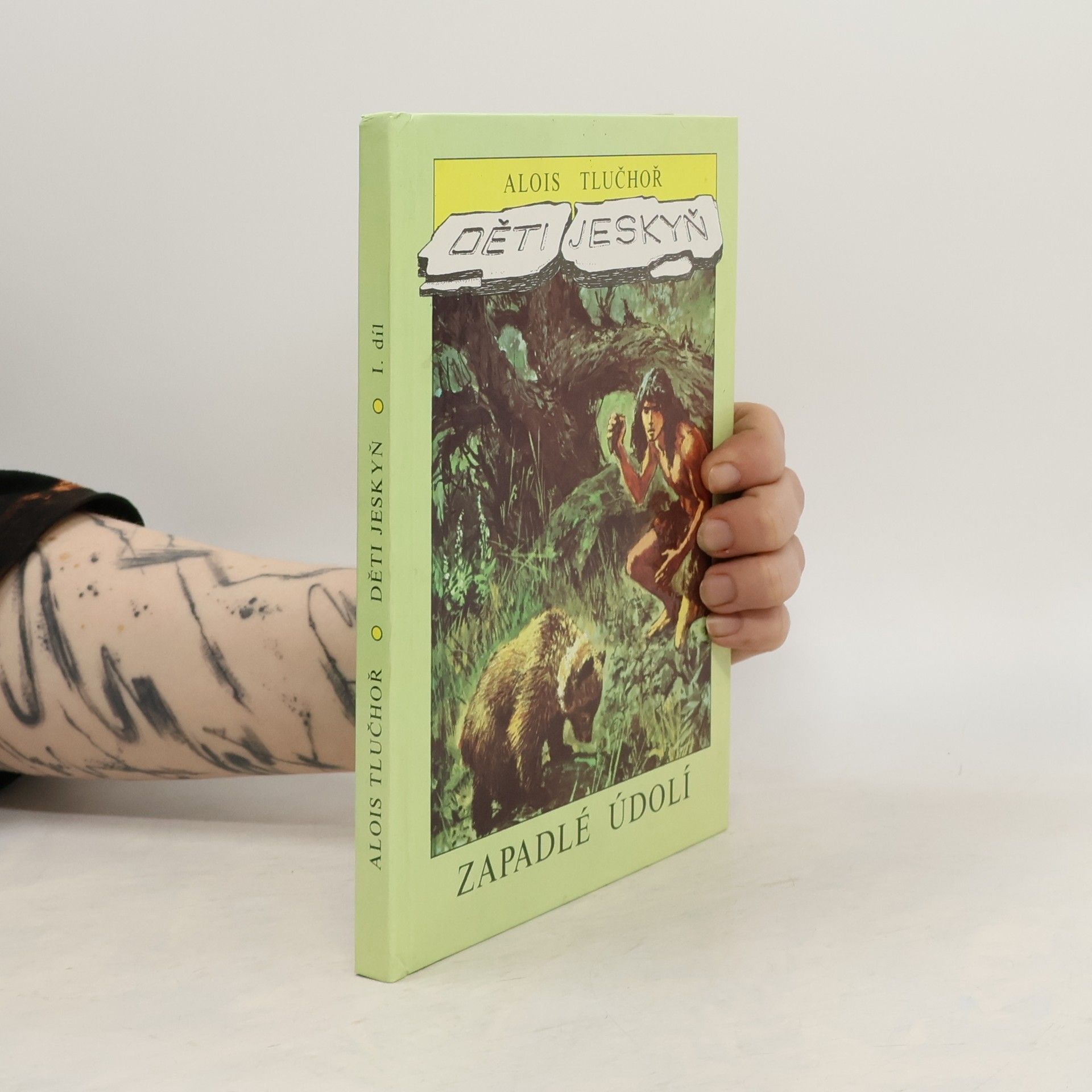Alois Tlučhoř Děti jeskyň 1. Zapadlé údolí