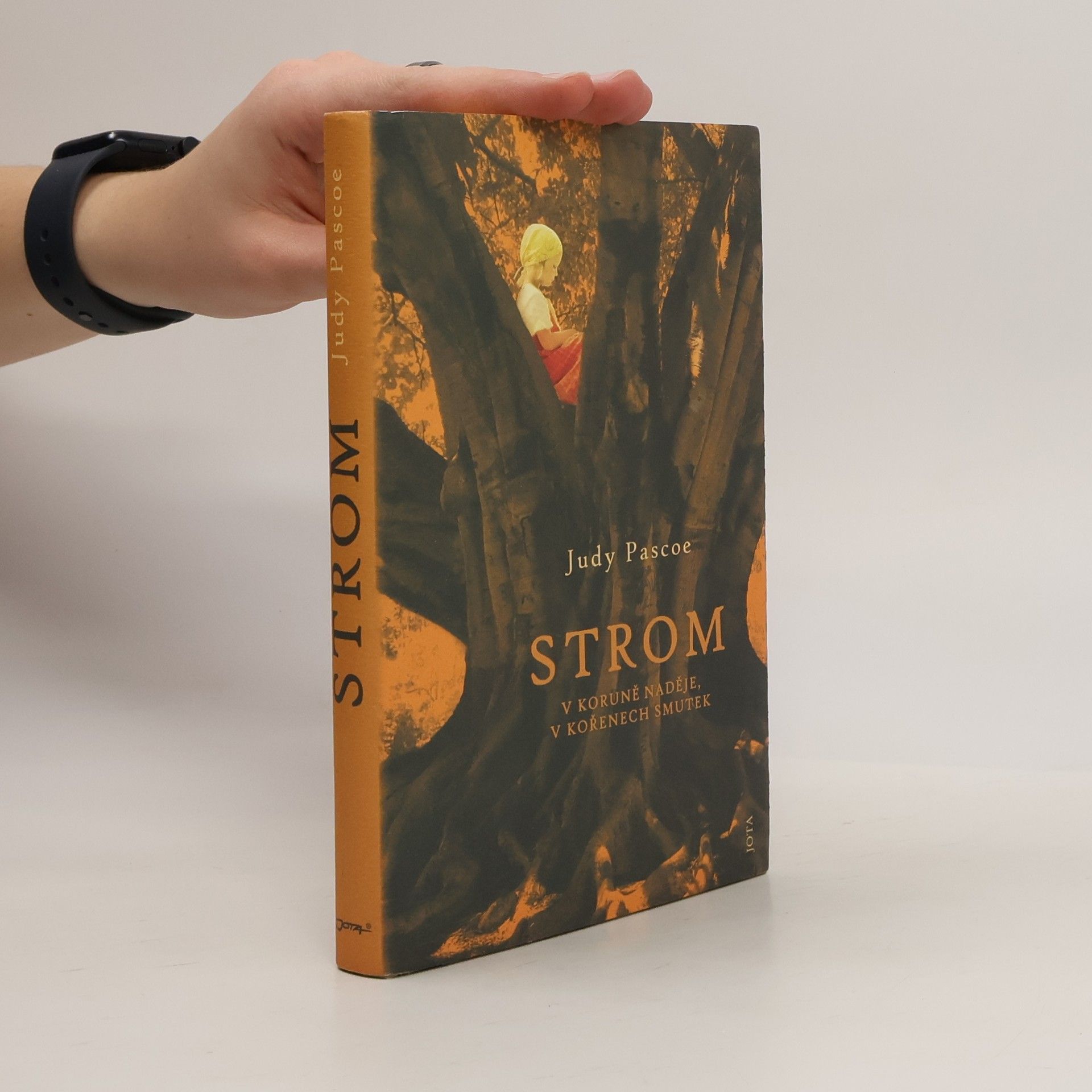 Strom. V koruně naděje, v kořenech smutek