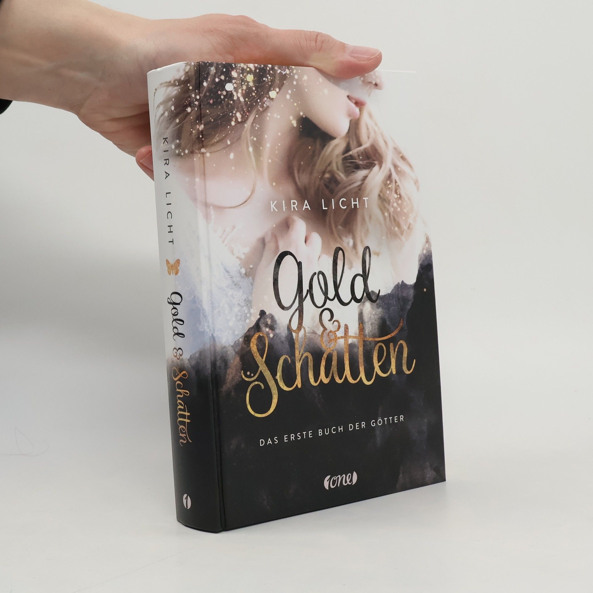 Kira Licht Gold und Schatten