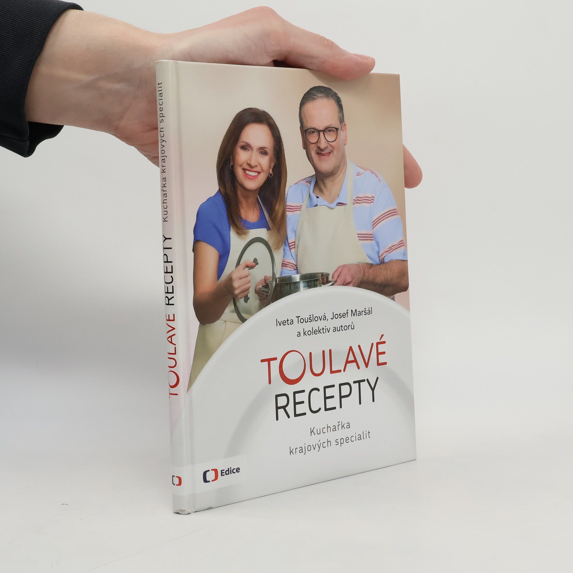 Iveta Toušlová Toulavé recepty : kuchařka krajových specialit