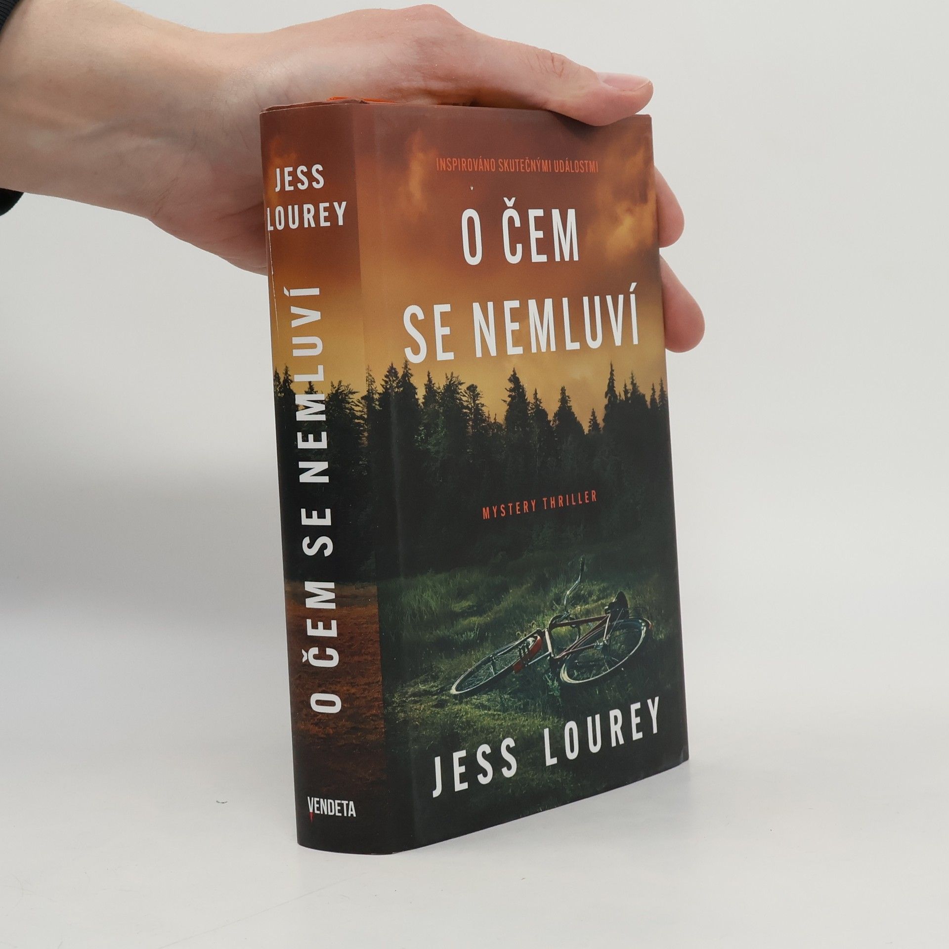 Jess Lourey O čem se nemluví