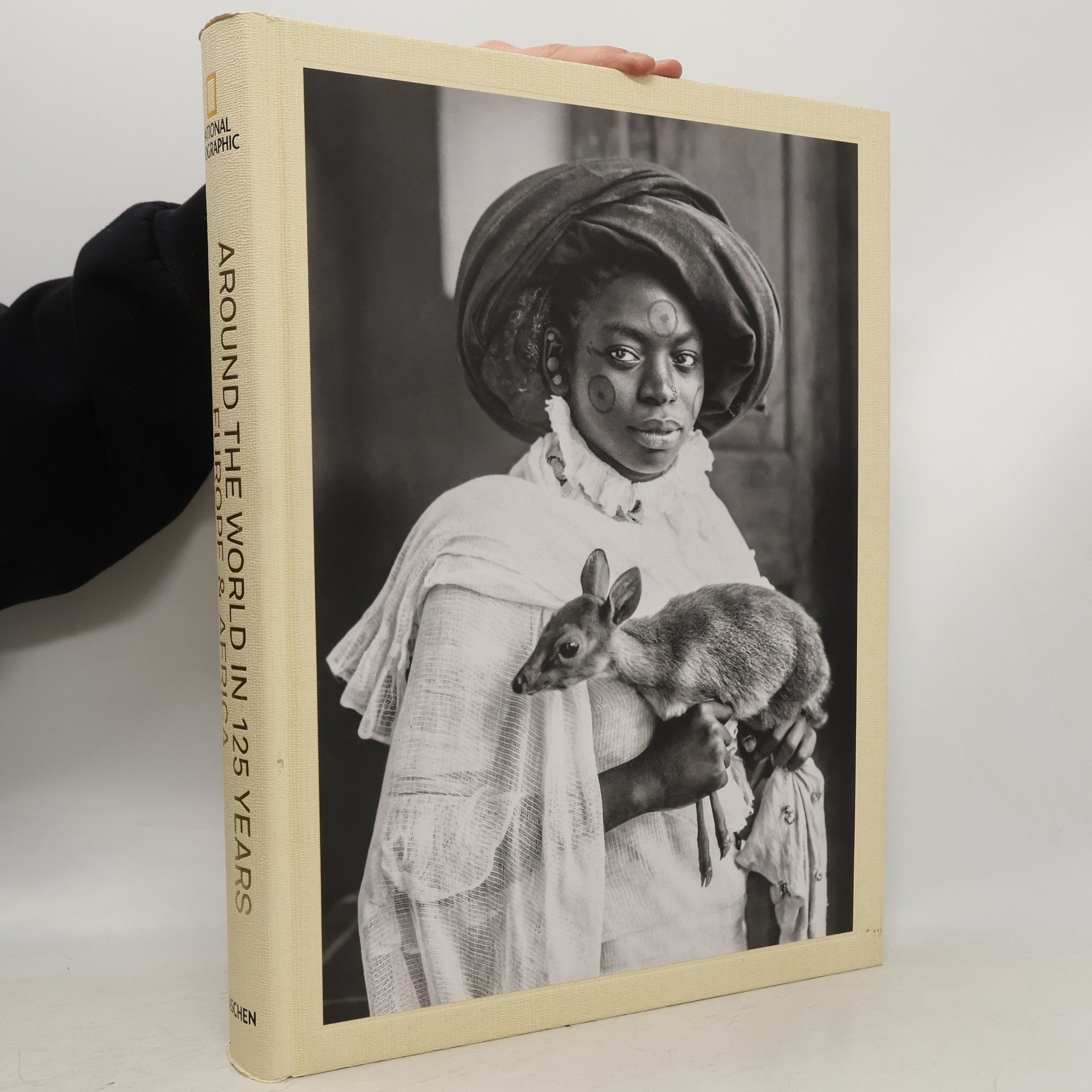 AA.VV. Around the world in 125 years