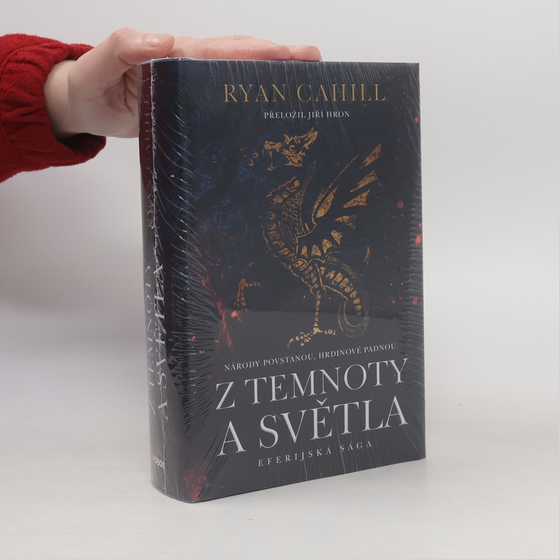 Ryan Cahill Eferijská sága. Svazek druhý, Z temnoty a světla
