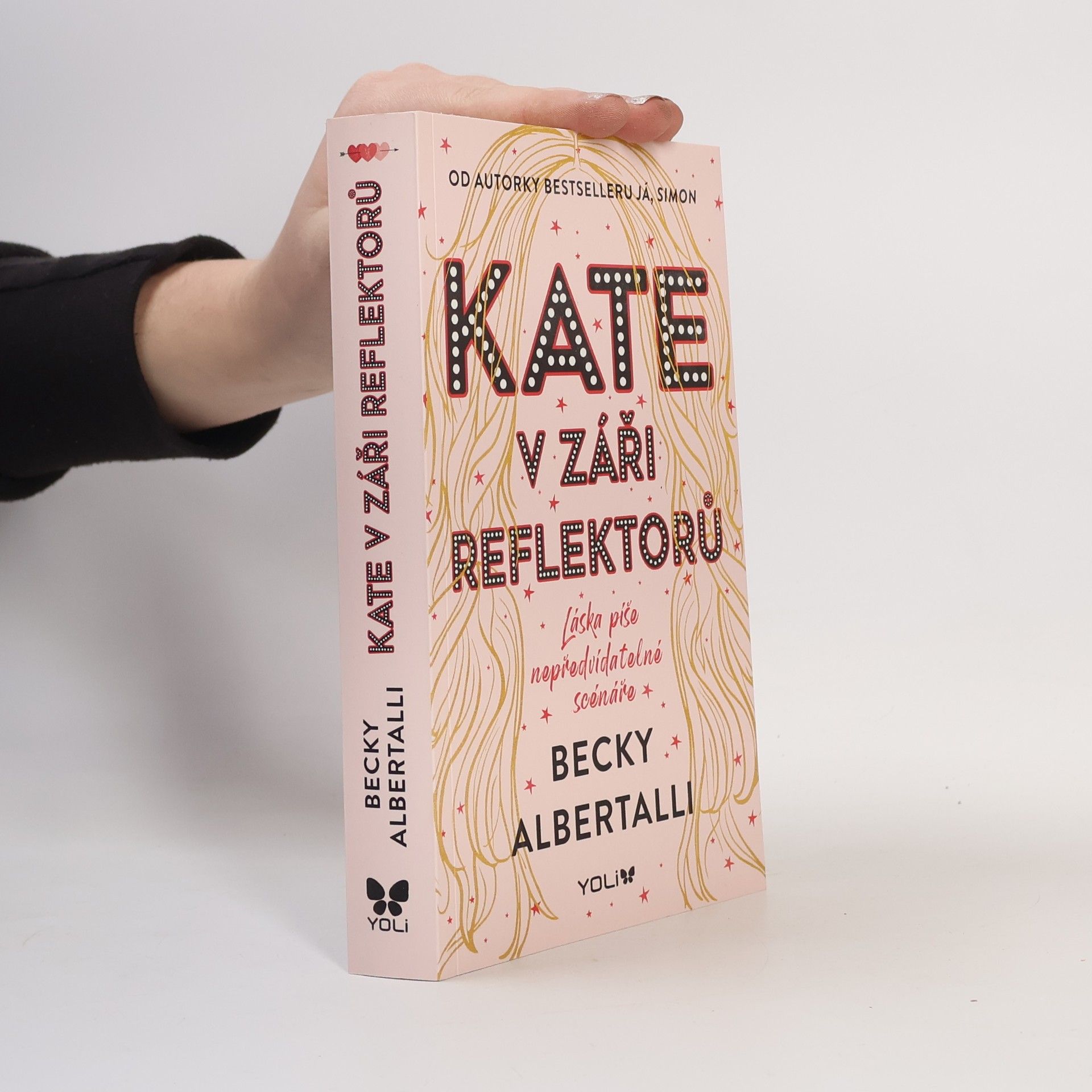 Becky Albertalli Kate v záři reflektorů