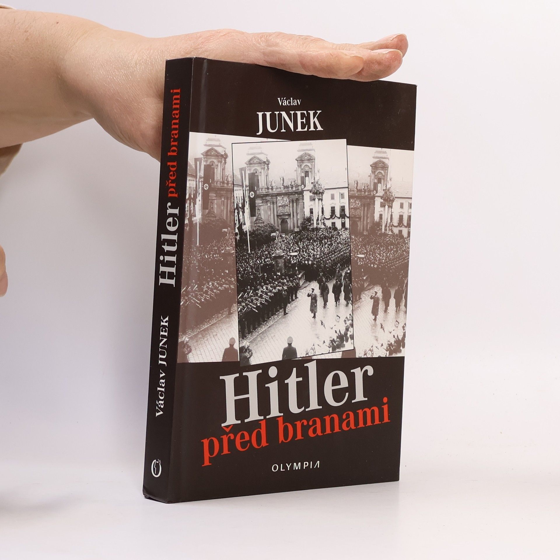 Václav Junek Hitler před branami. Literární dokument o povstání Němců v Čechách a na Moravě v roce 1938 a o cestě k němu