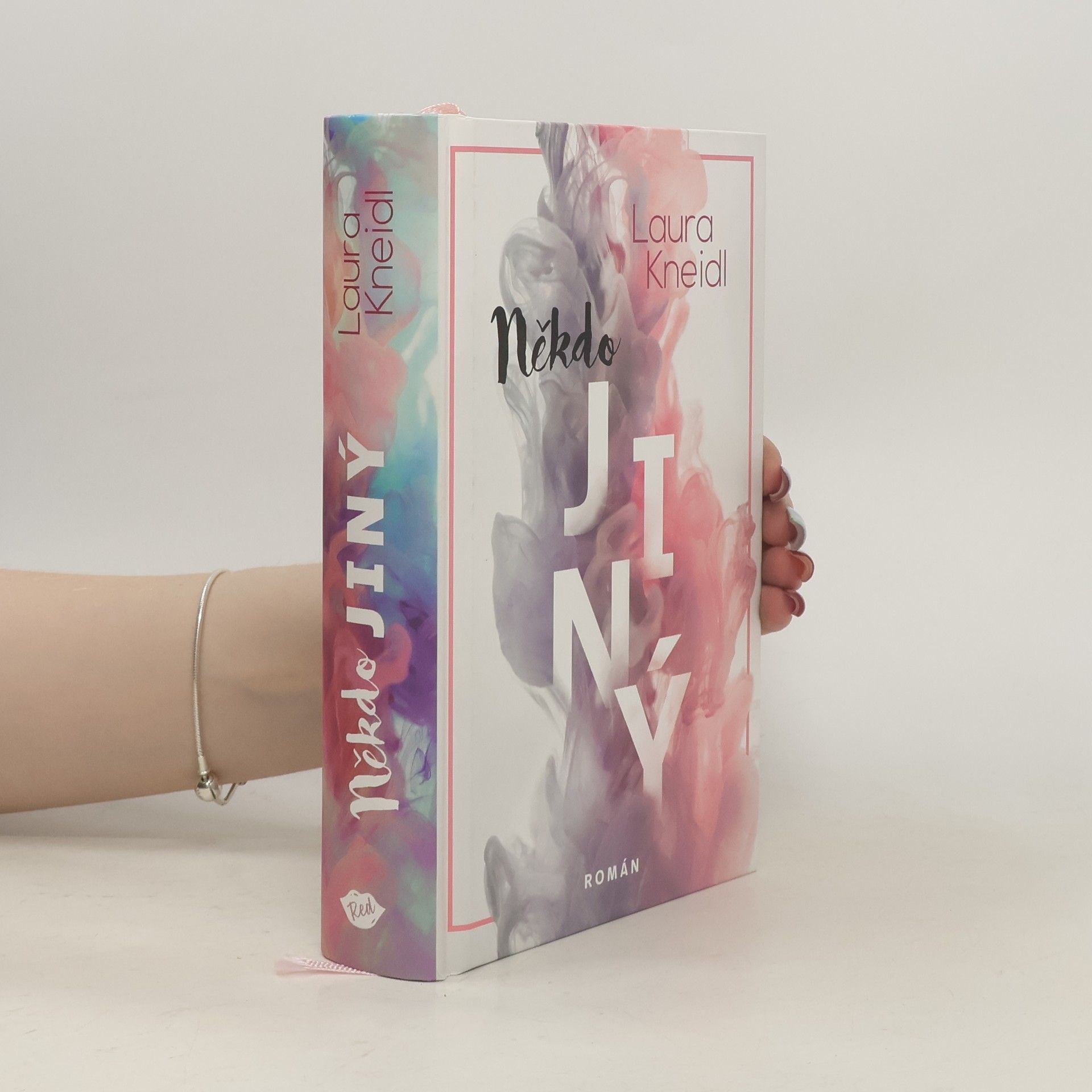 Laura Kneidl Někdo jiný