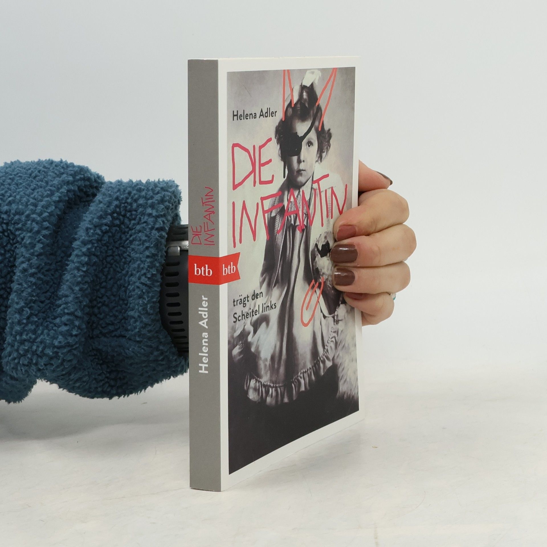 Helena Adler Die Infantin trägt den Scheitel links