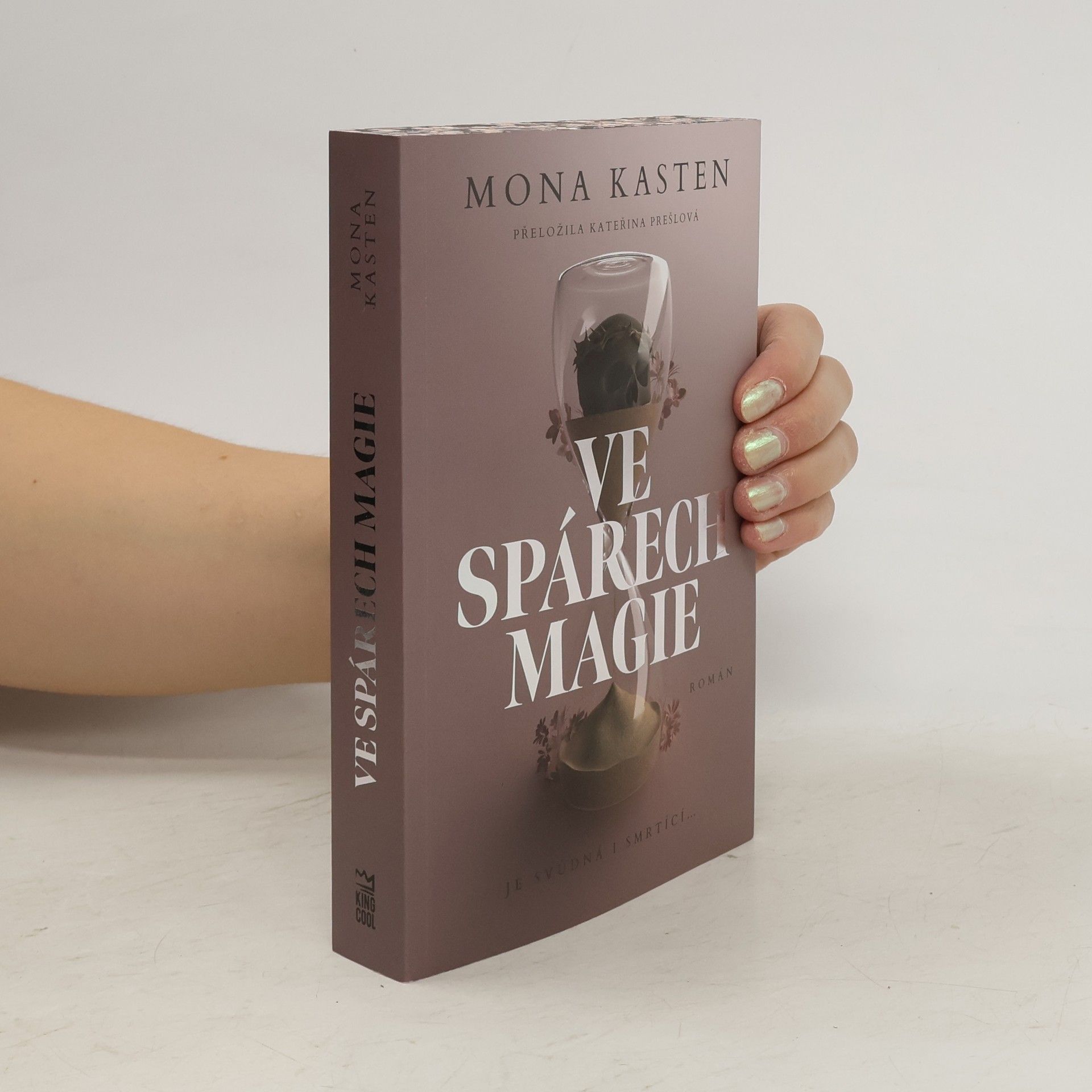 Mona Kasten Ve spárech magie