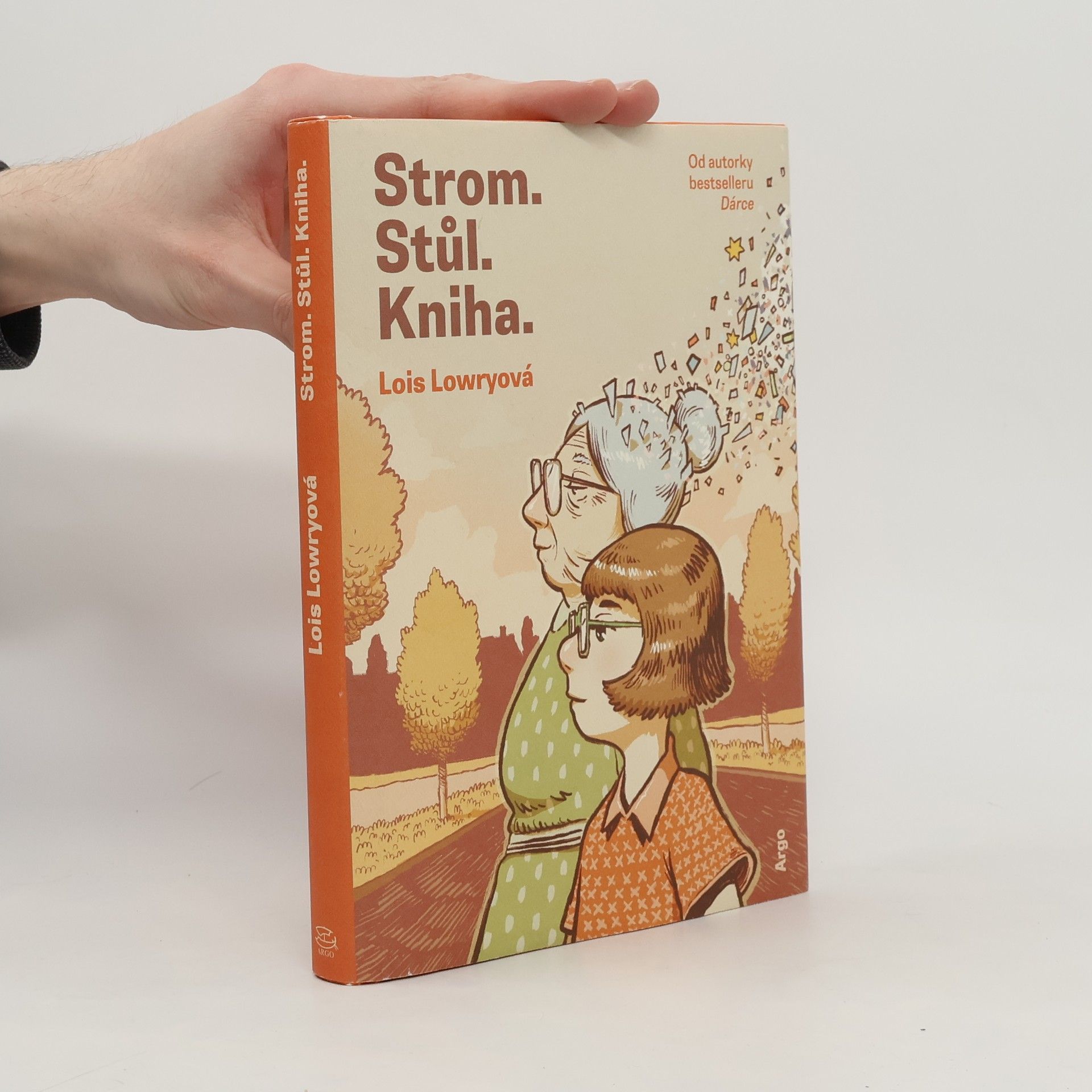 Lois Lowry Strom. Stůl. Kniha.