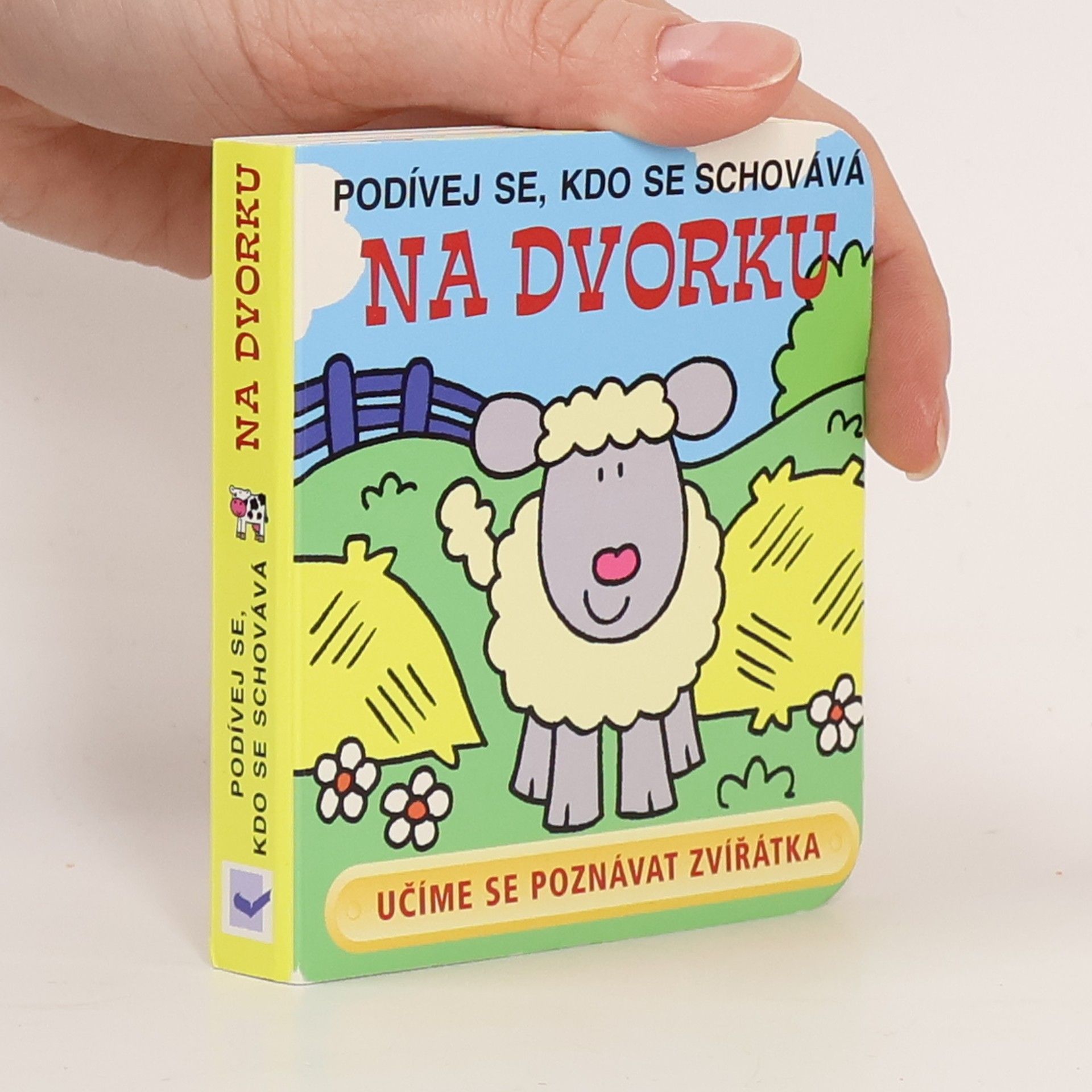 Podívej se, kdo se schovává na dvorku