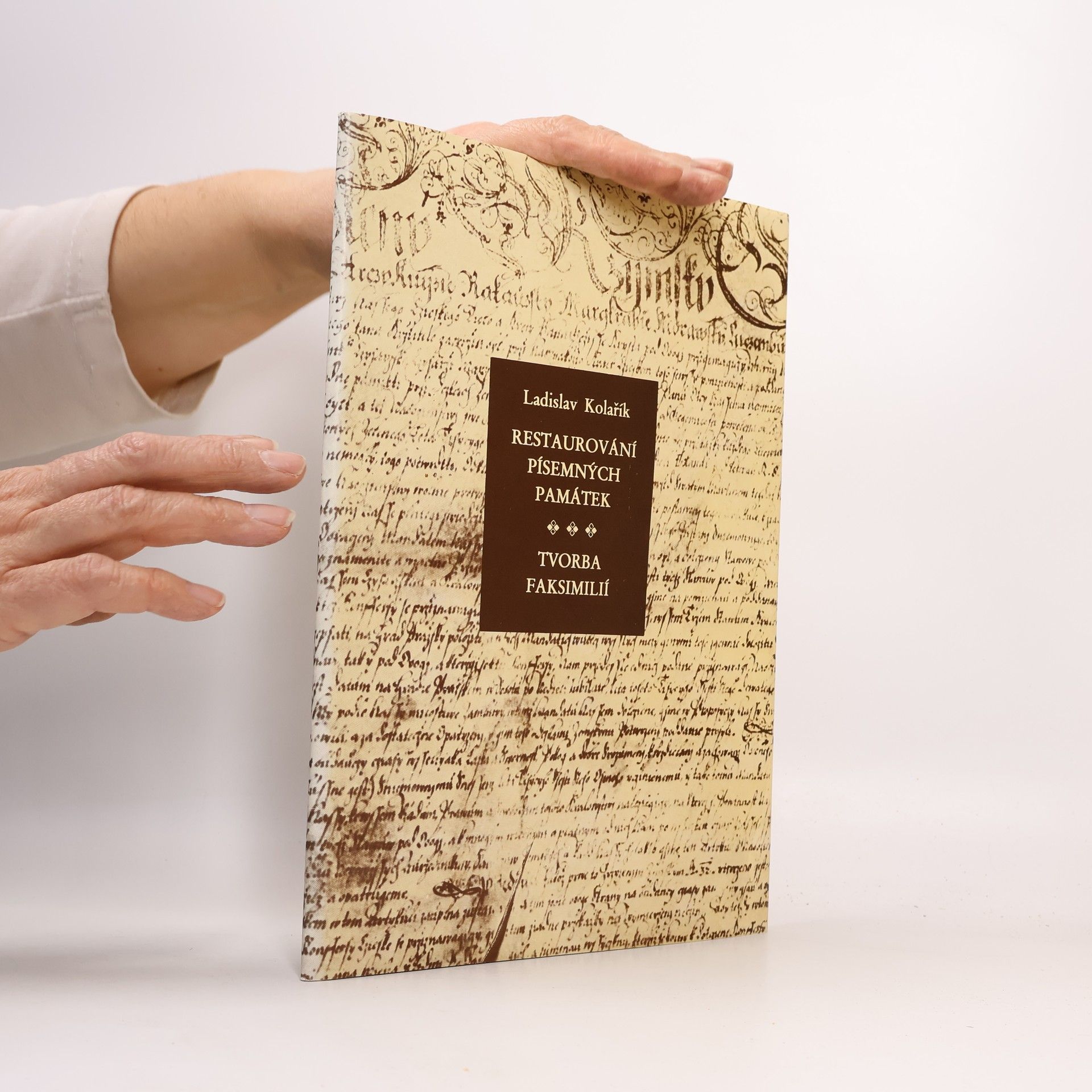 Ladislav Kolařík Restaurování písemných památek a tvorba faksimilií