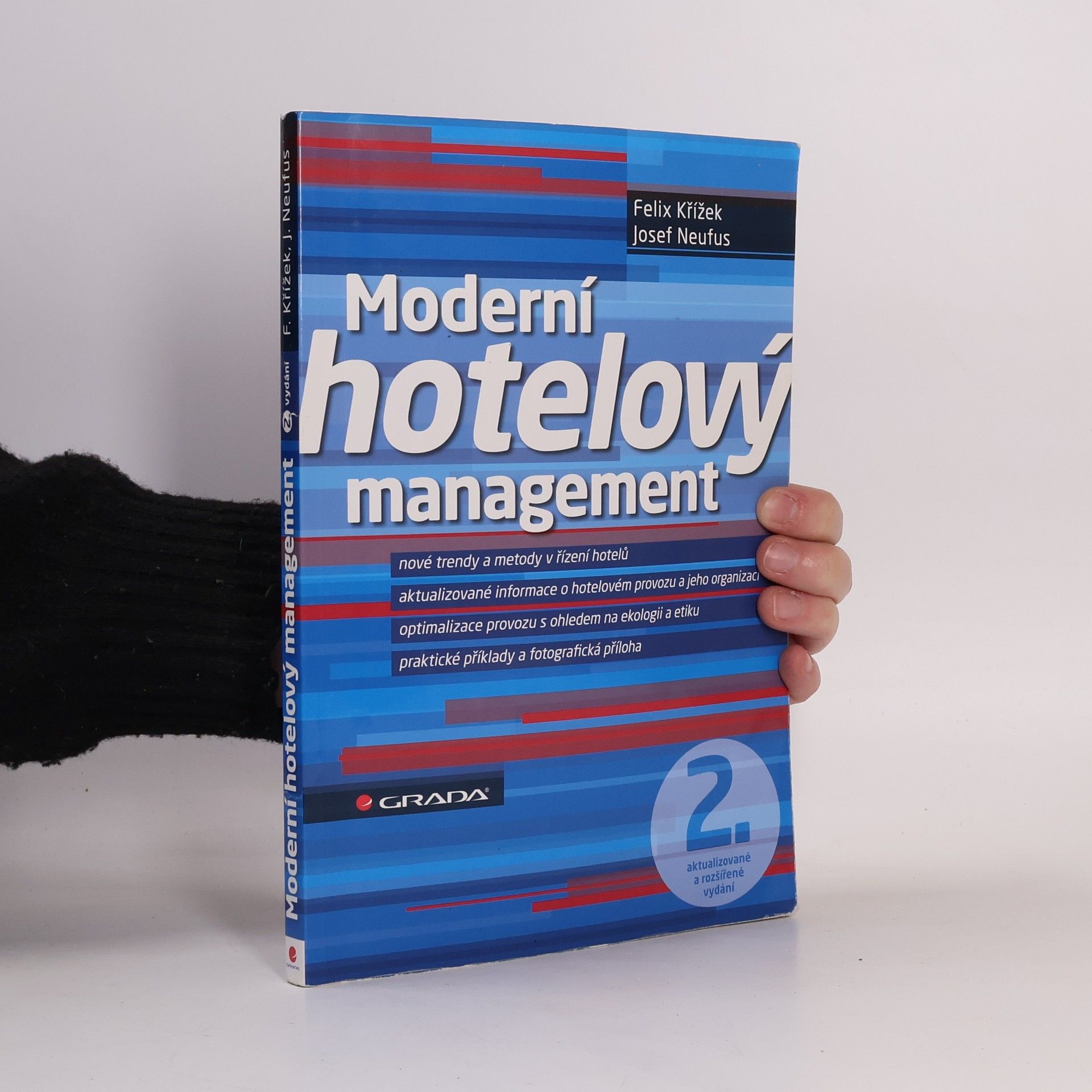 Moderní hotelový management : nové trendy a metody v řízení hotelů, aktualizované informace o hotelovém provozu a jeho organizaci, optimalizace provozu s ohledem na ekologii a etiku, praktické příklady a fotografická příloha