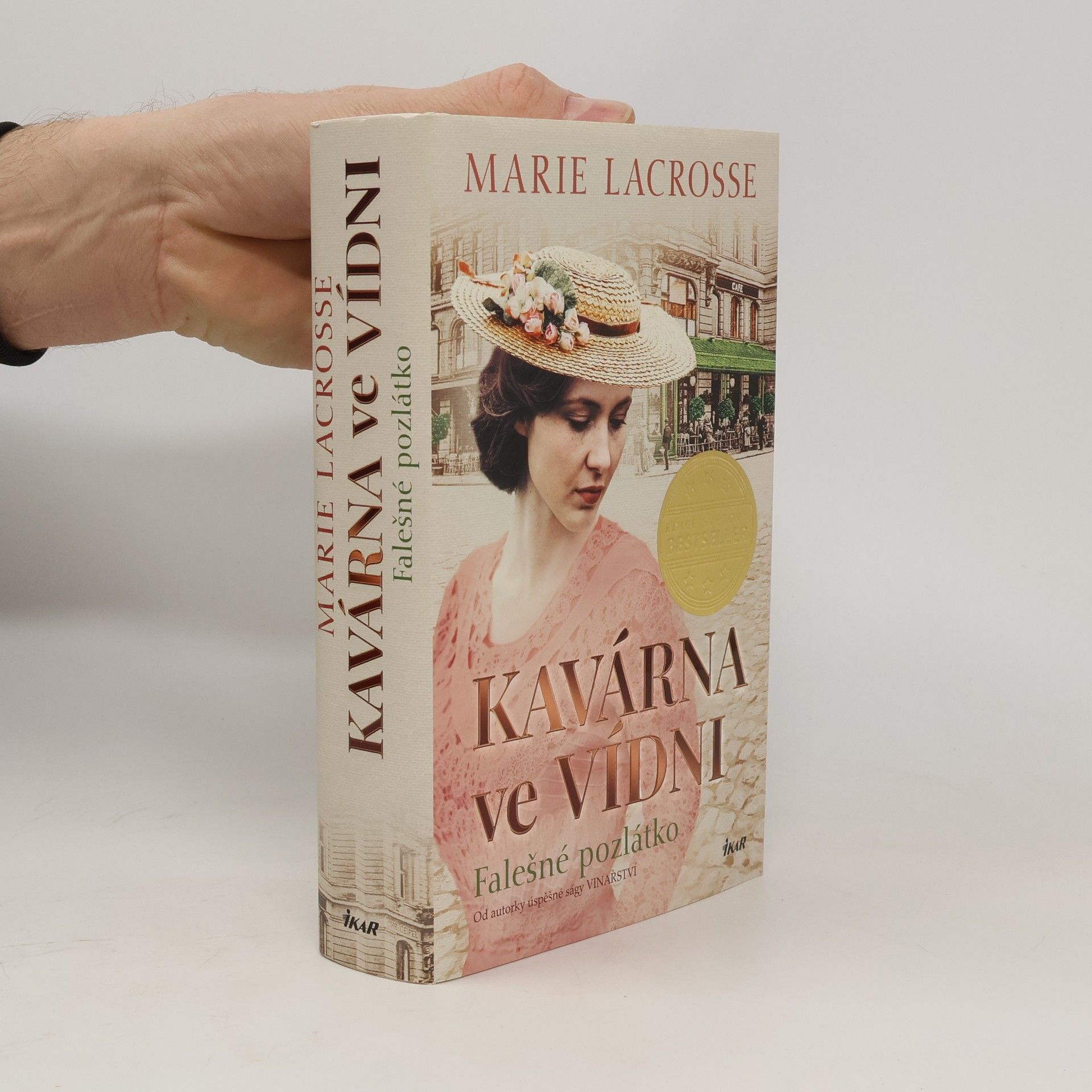 Marie Lacrosse Kavárna ve Vídni. Falešné pozlátko