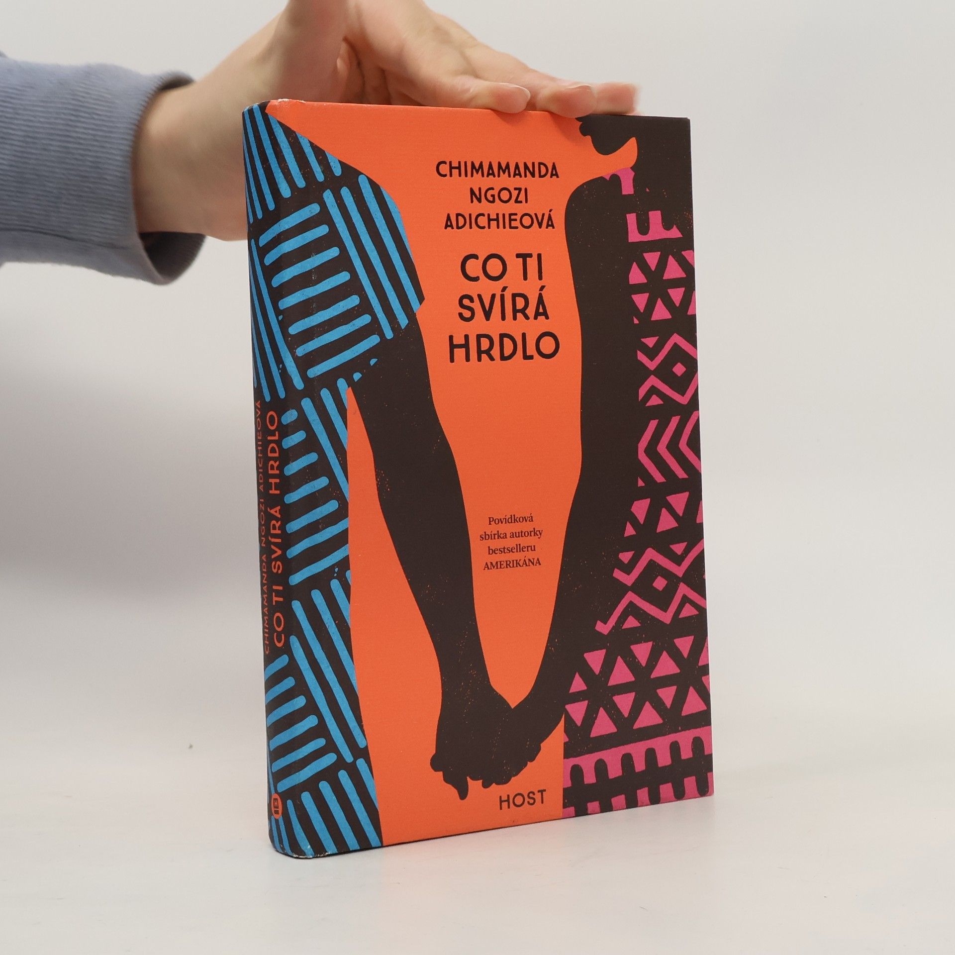 Chimamanda Ngozi Adichie Co ti svírá hrdlo