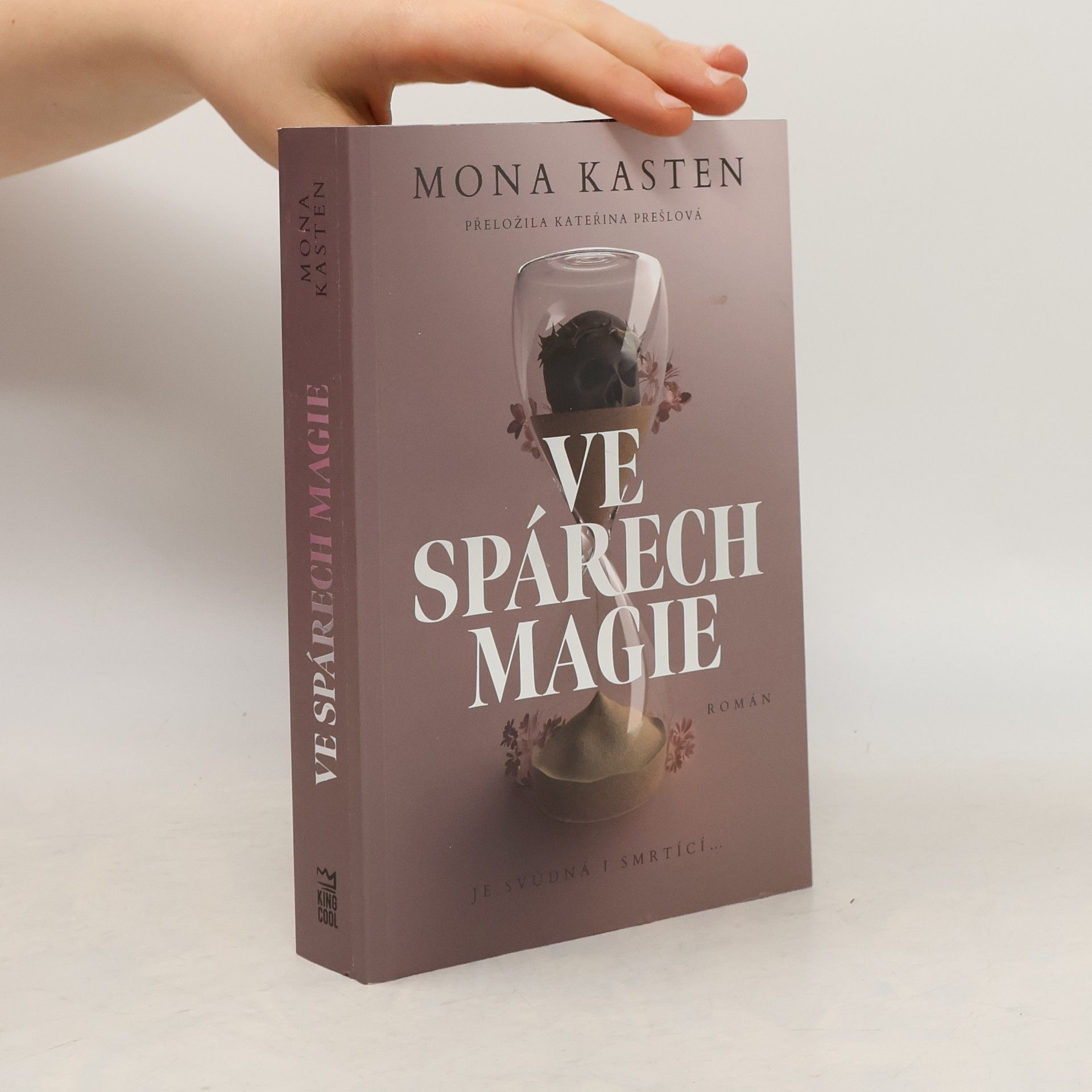 Mona Kasten Ve spárech magie