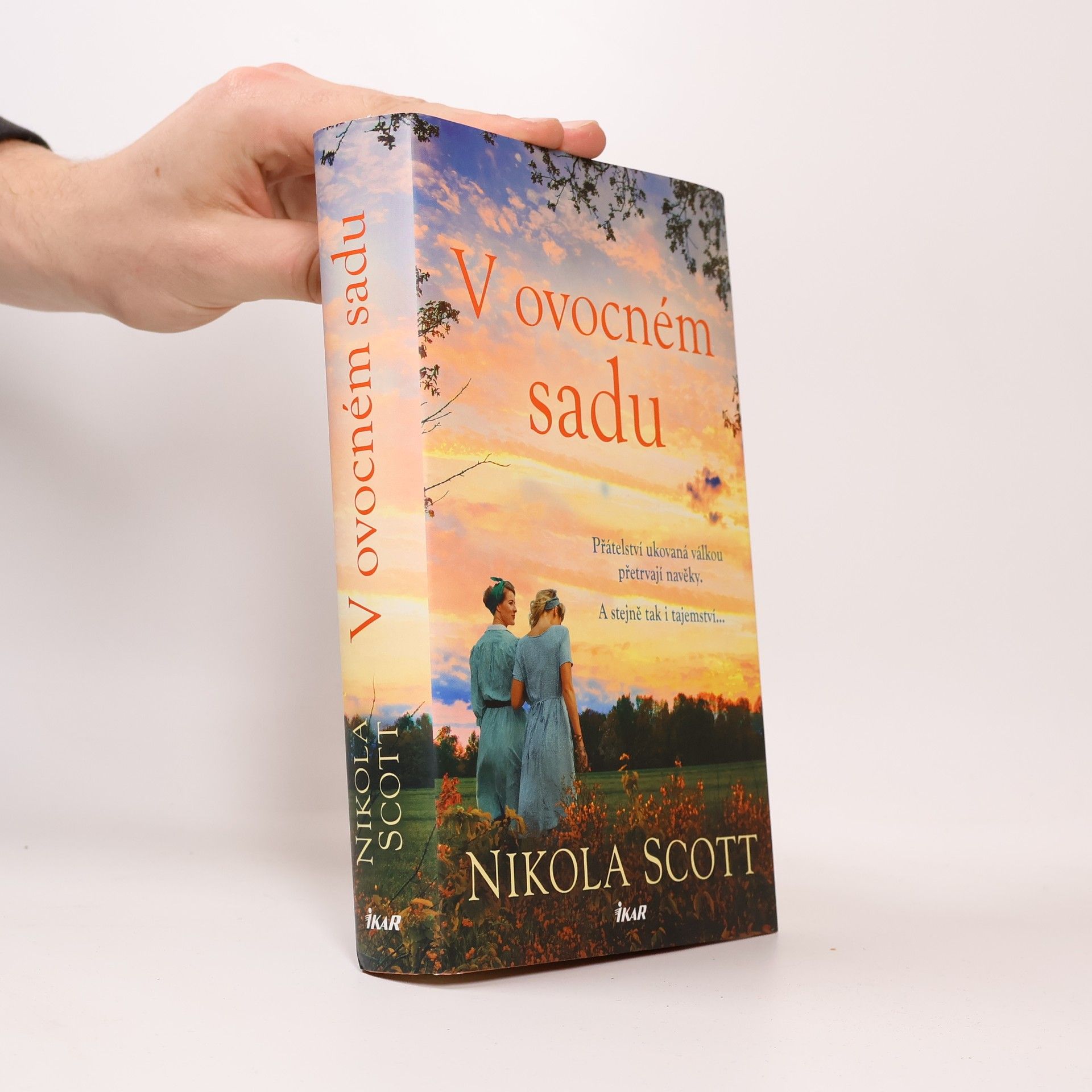 Nikola Scott V ovocném sadu