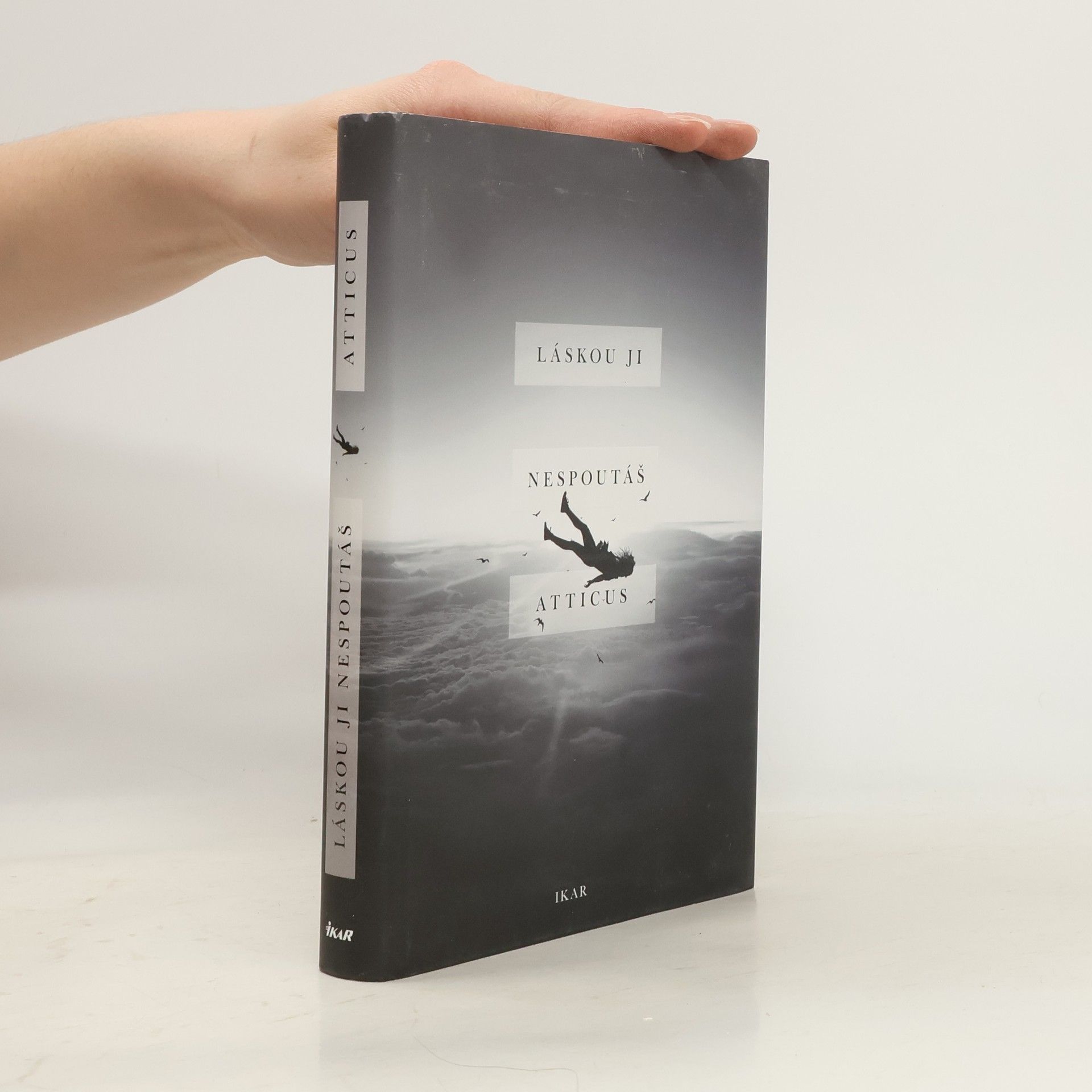 Atticus Láskou ji nespoutáš