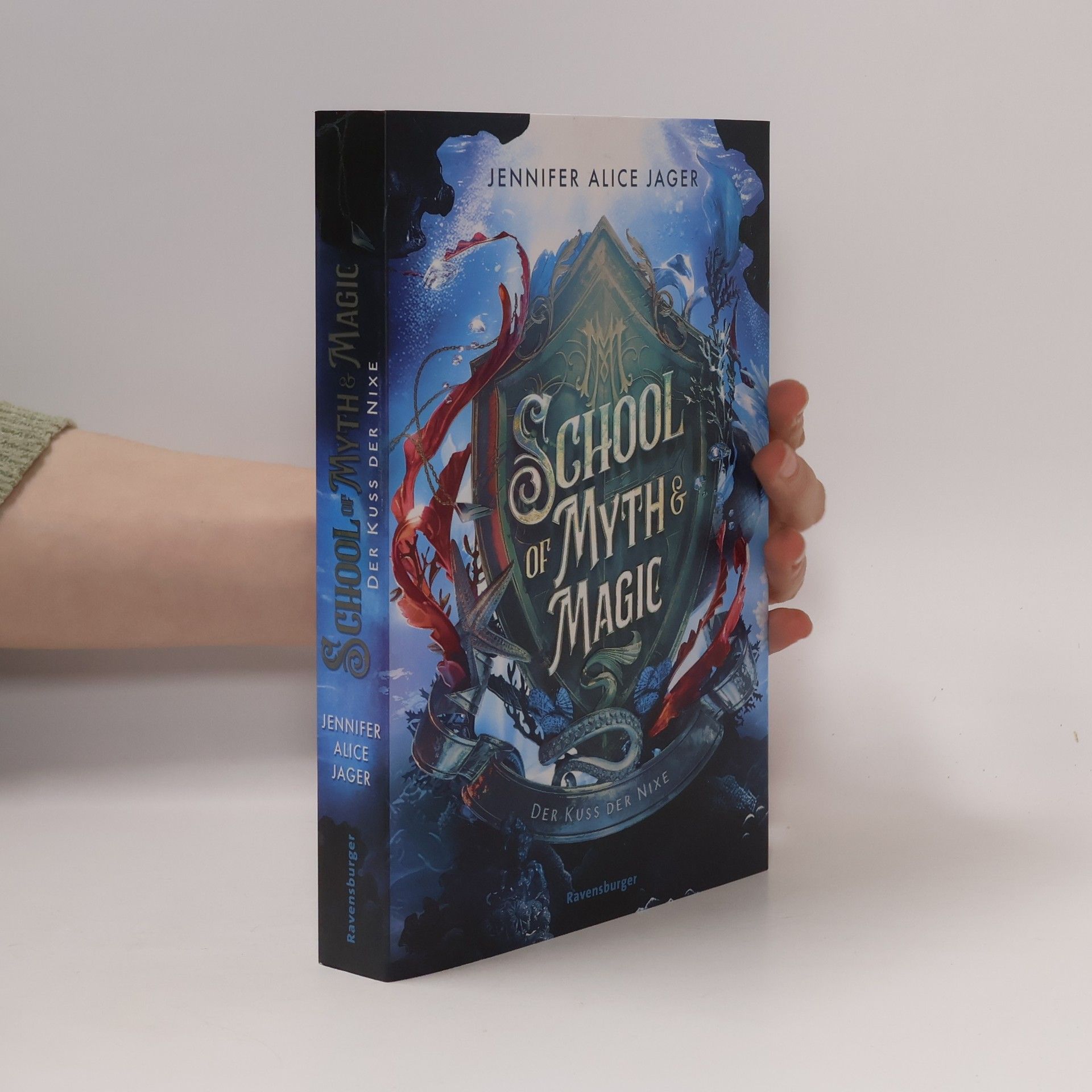 Jennifer Alice Jager School of Myth & Magic, Band 1: Der Kuss der Nixe (Limitierte Auflage mit Farbschnitt und Charakterkarte)