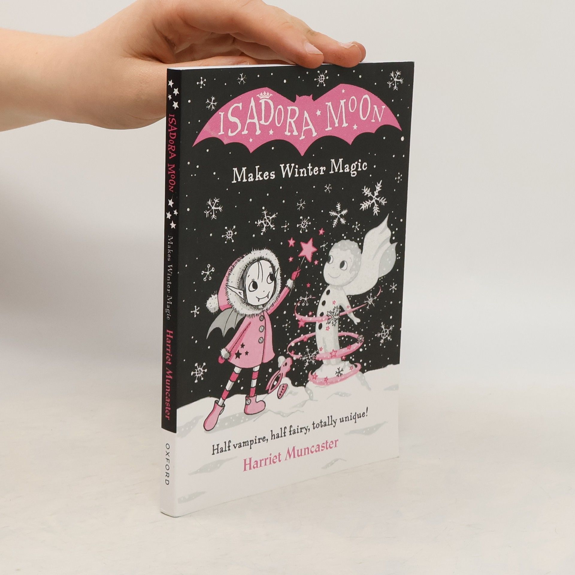Isadora Moon Makes Winter Magic