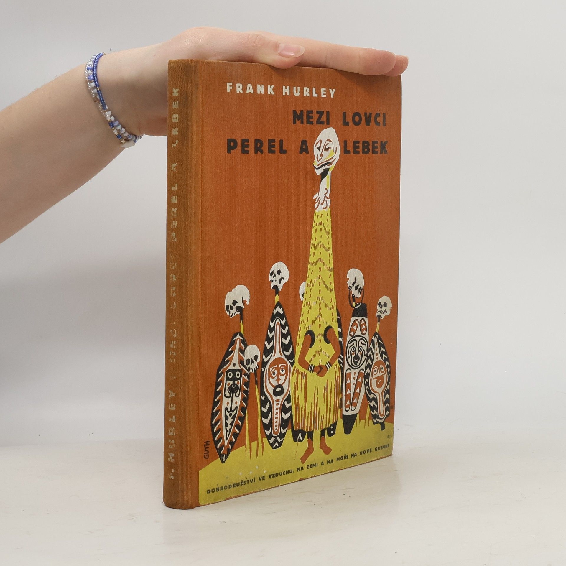 Mezi lovci perel a lebek