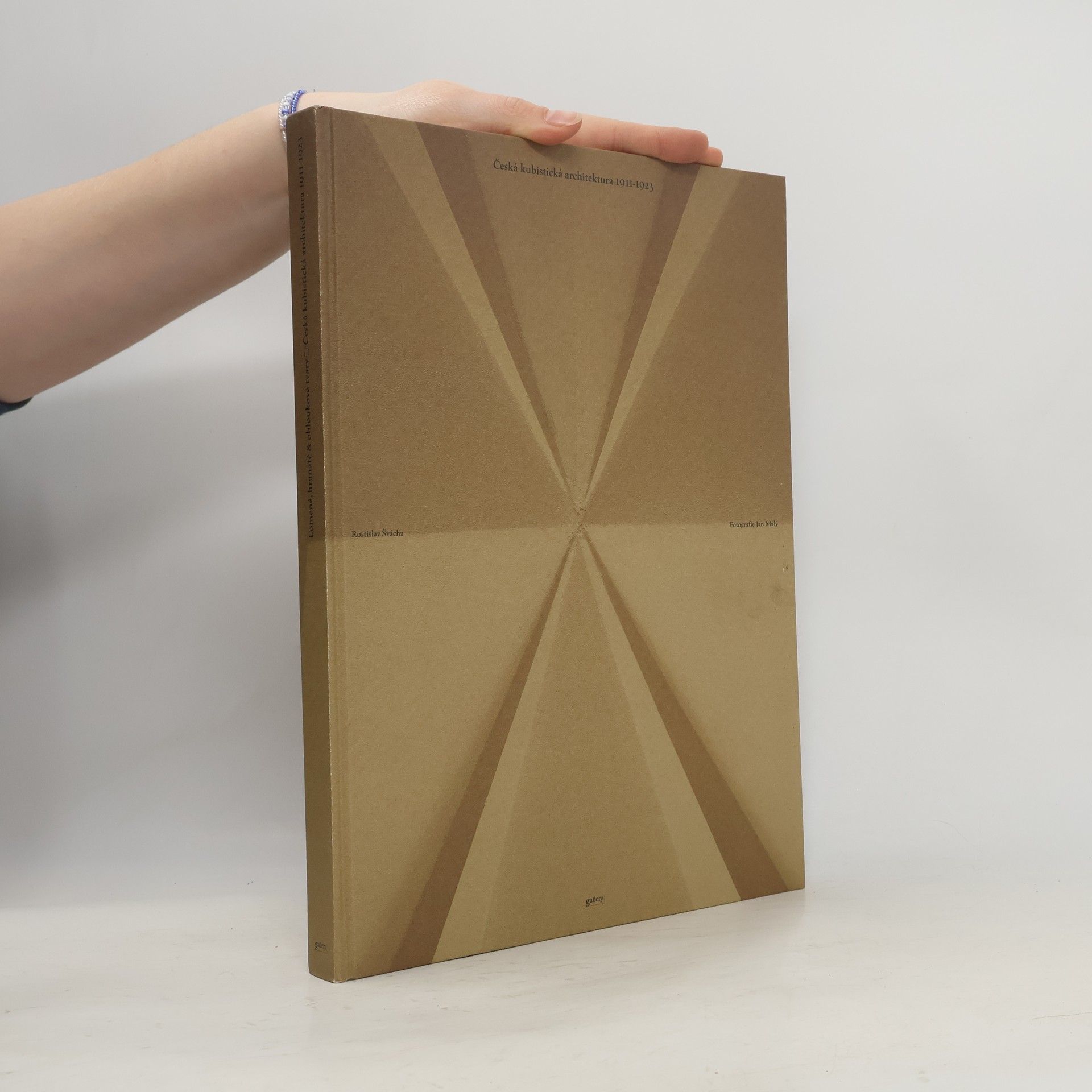 Lomené, hranaté a obloukové tvary. Česká kubistická architektura