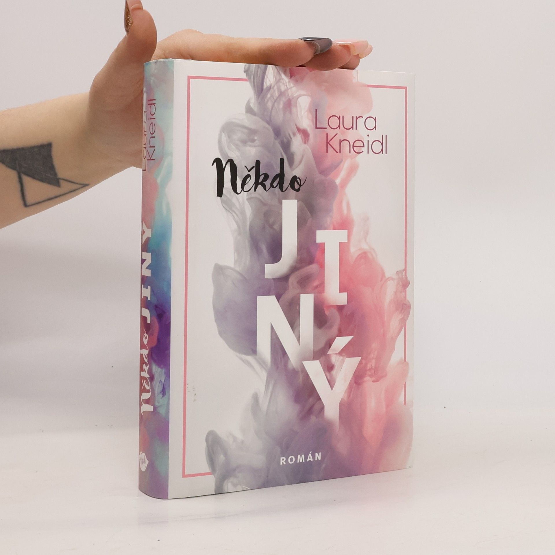 Laura Kneidl Někdo jiný