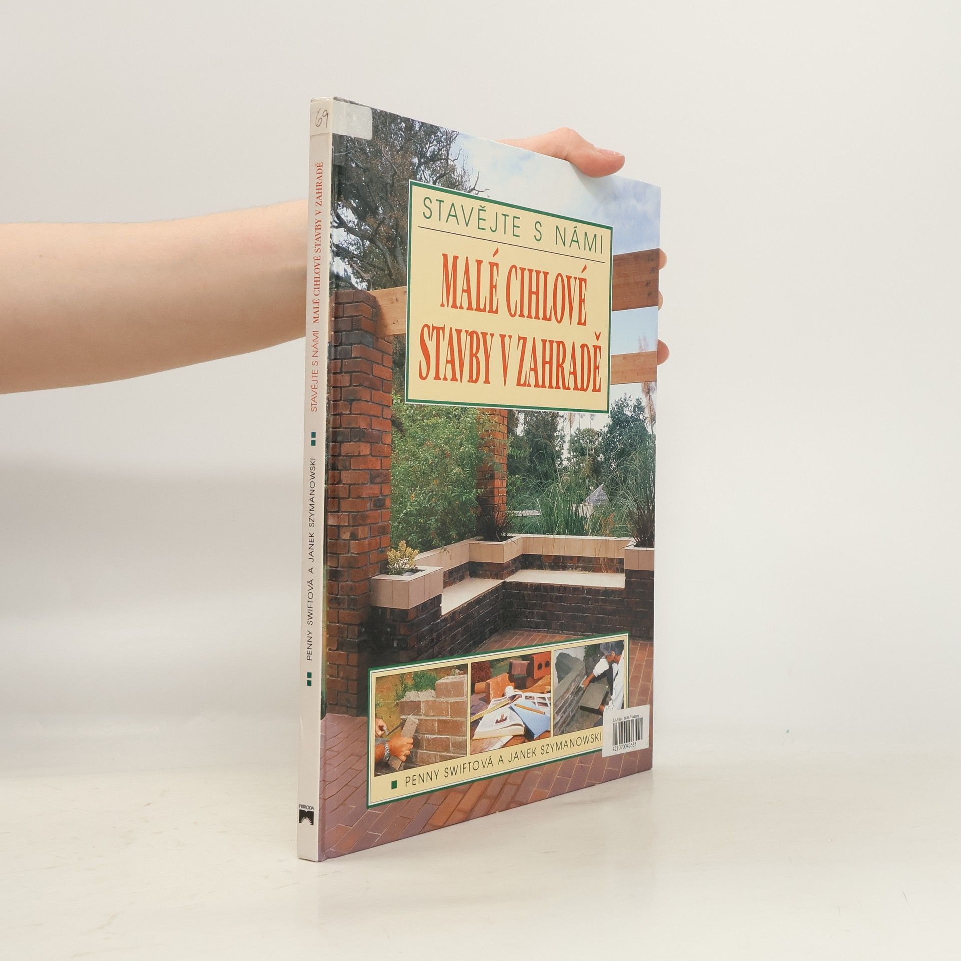 Malé cihlové stavby v zahradě