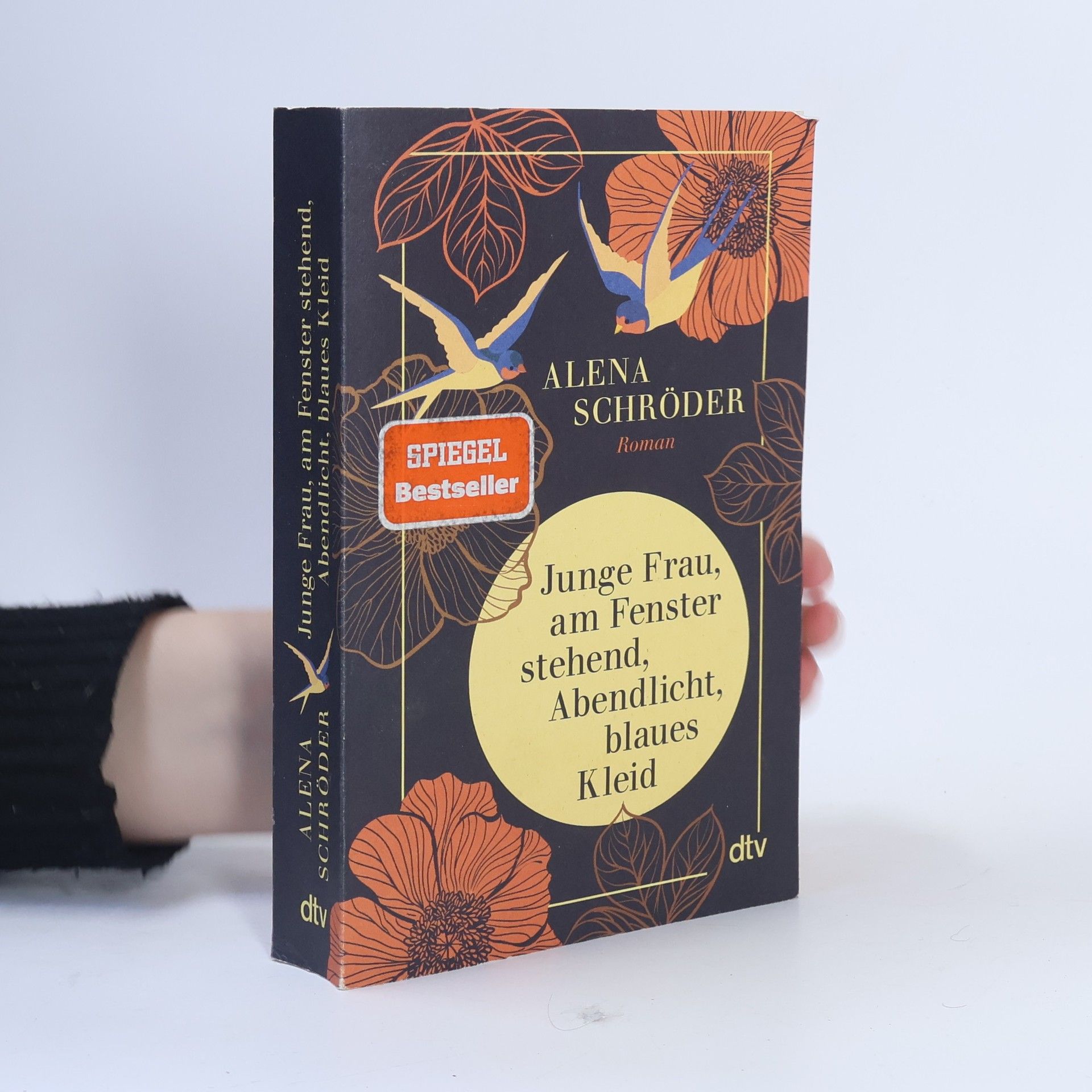 Alena Schröder Junge Frau, am Fenster, stehend, Abendlicht, blaues Kleid