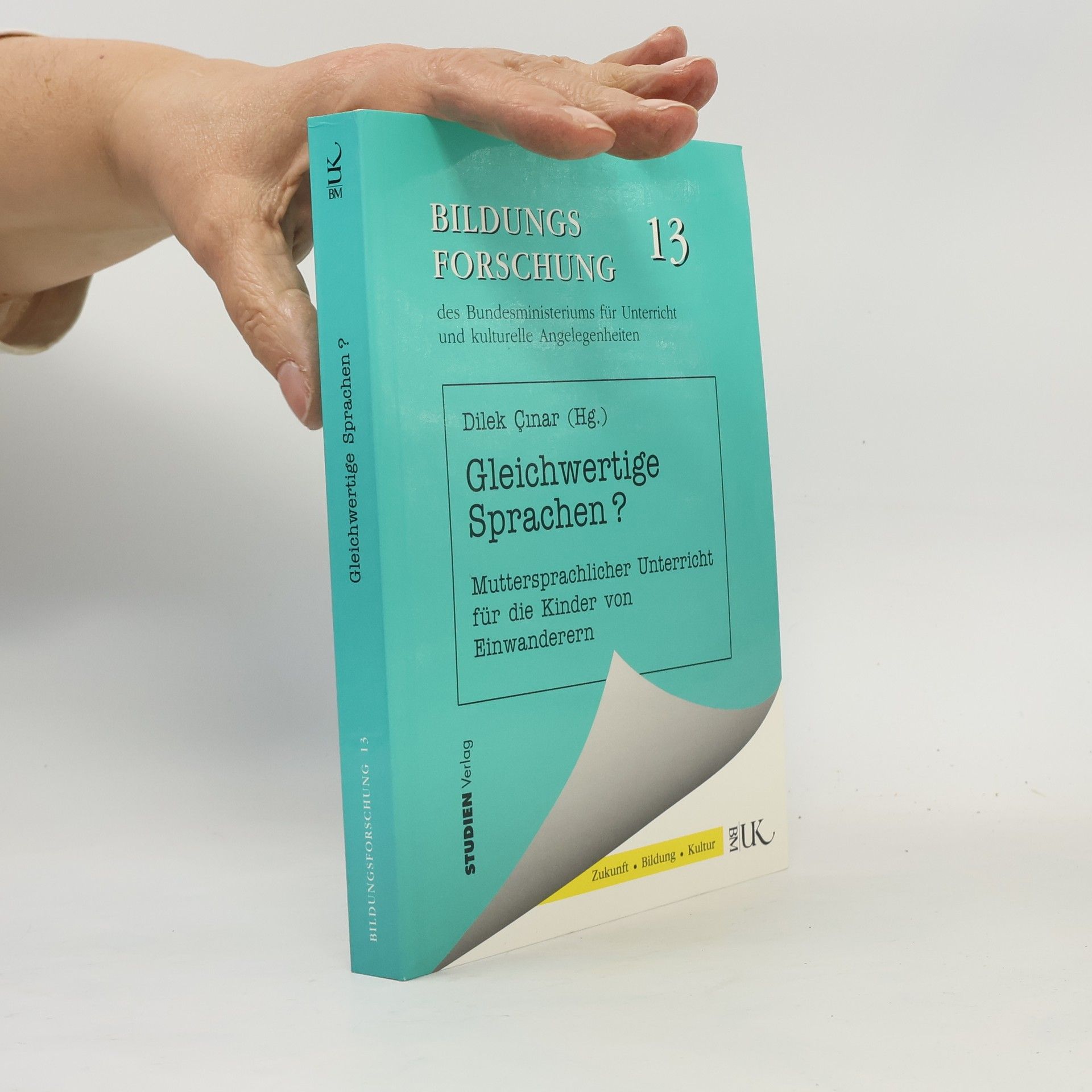 Dilek \u00c7\u0131nar Gleichwertige Sprachen?