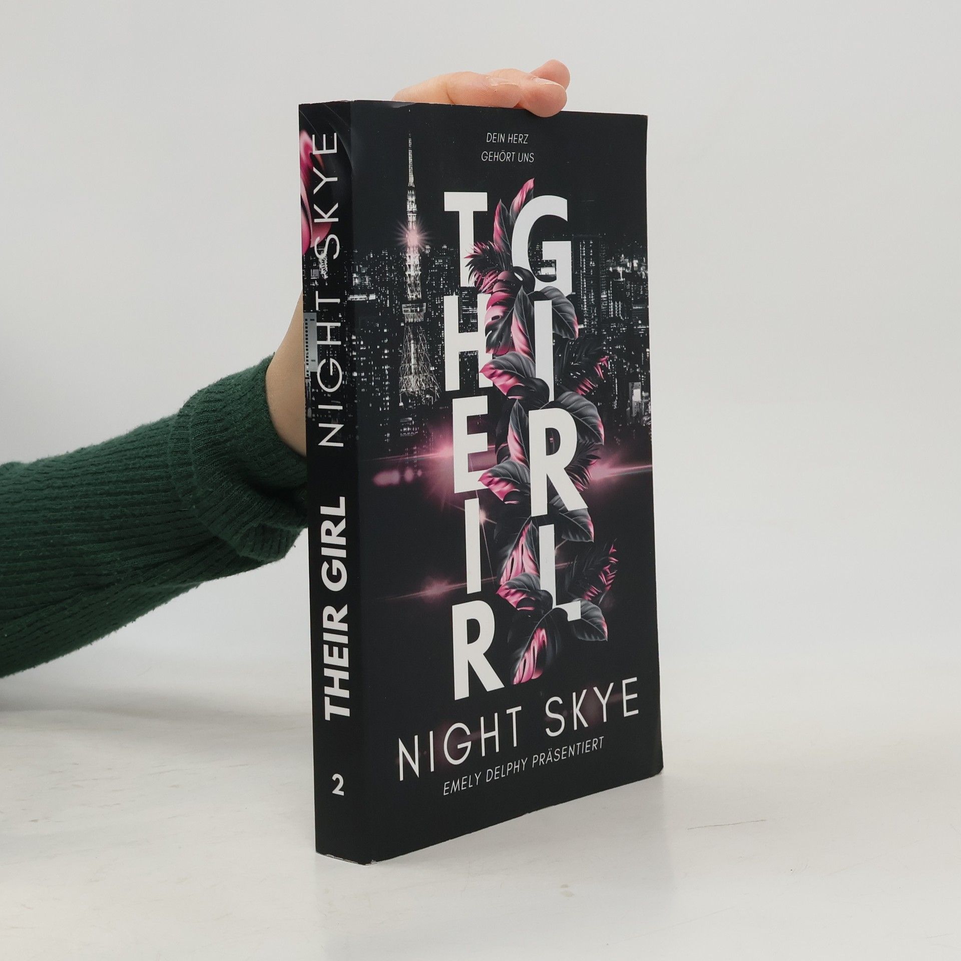 Night Skye Reverse Harem 2. Their Girl