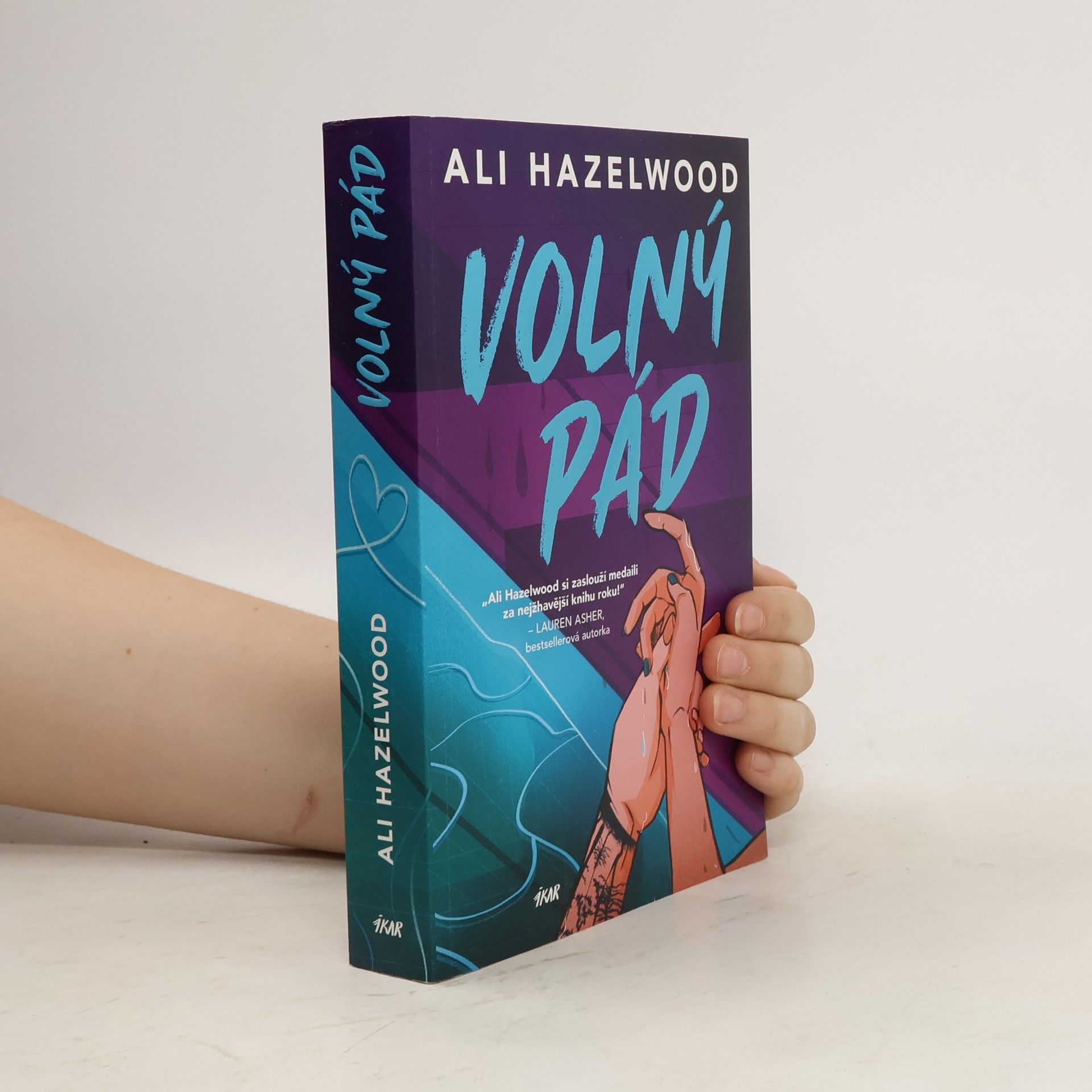 Ali Hazelwood Volný pád