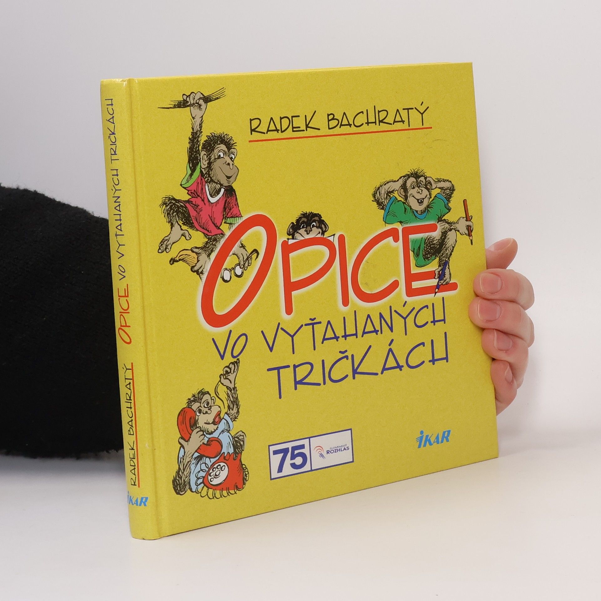 Radek Bachratý Opice vo vyťahaných tričkách