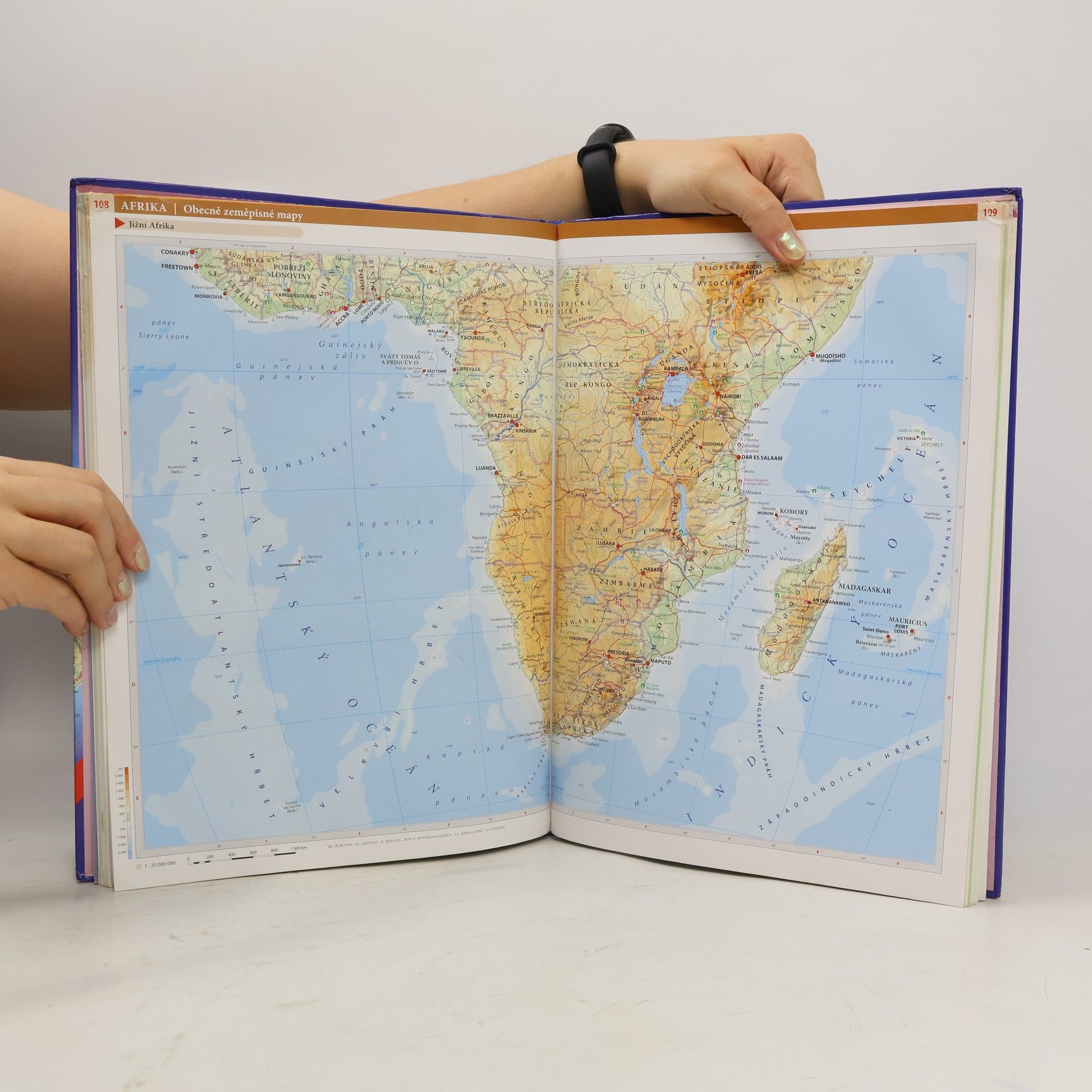 Autores varios Školní atlas světa