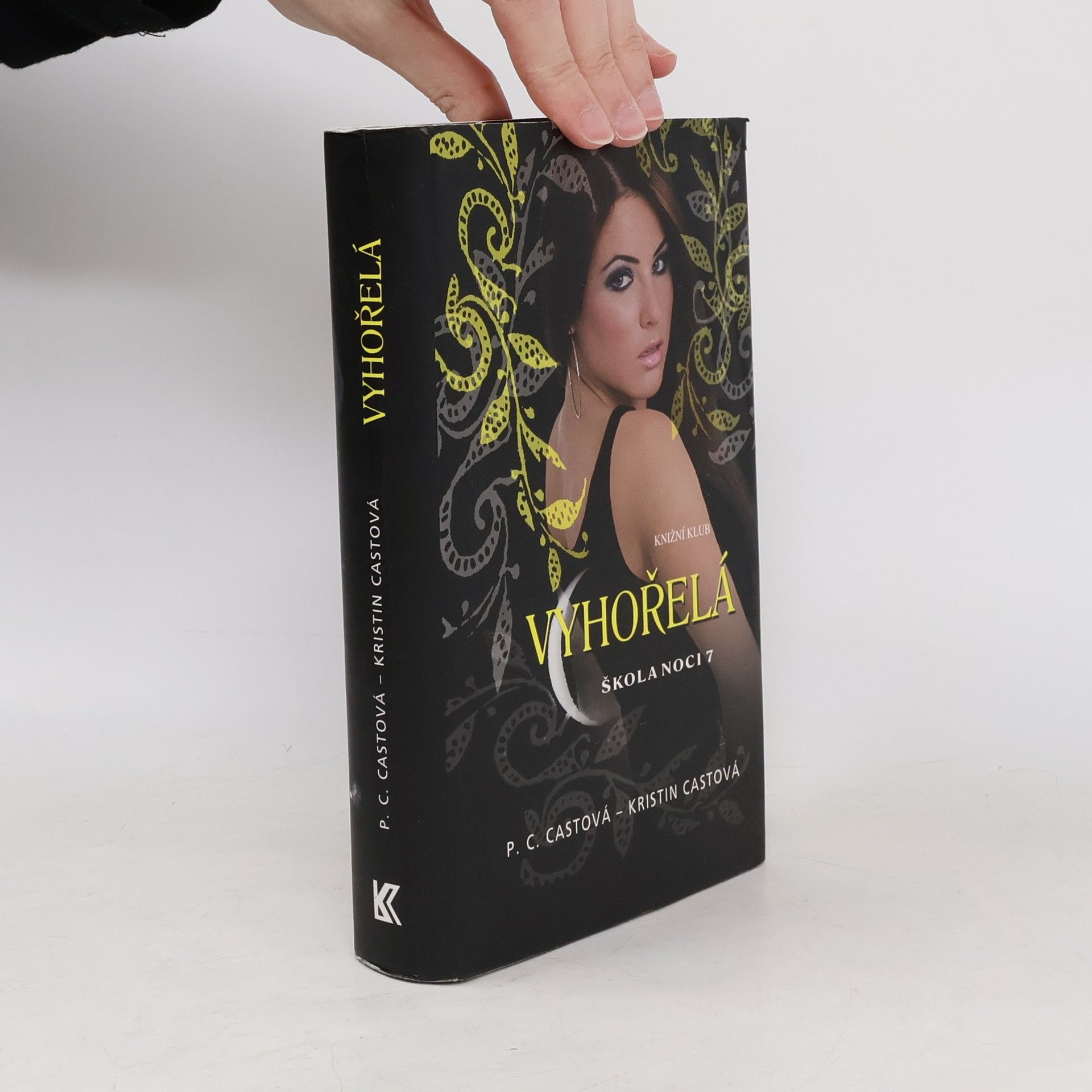 Phyllis Christine Cast Škola noci 7. Vyhořelá