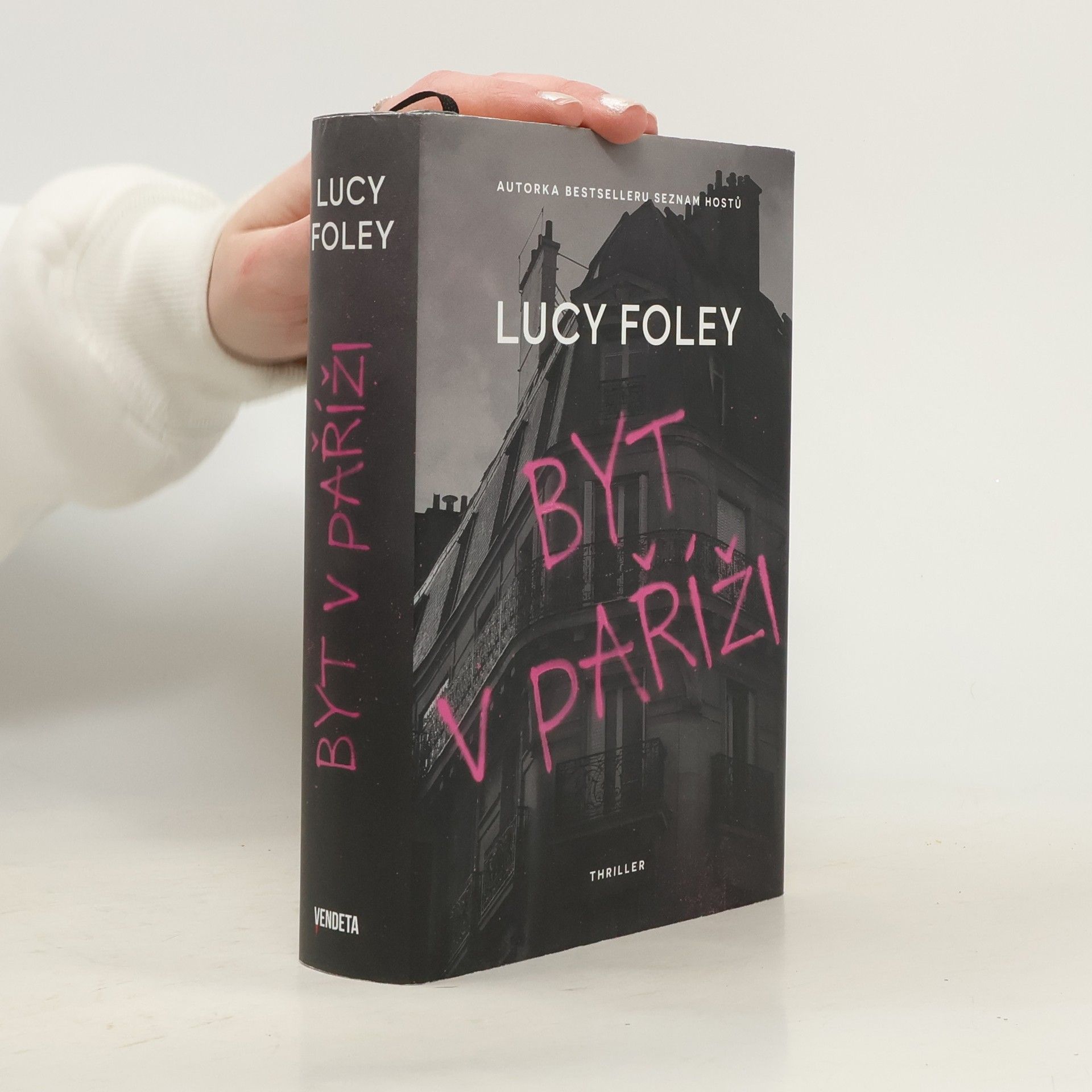 Lucy Foley Byt v Paříži
