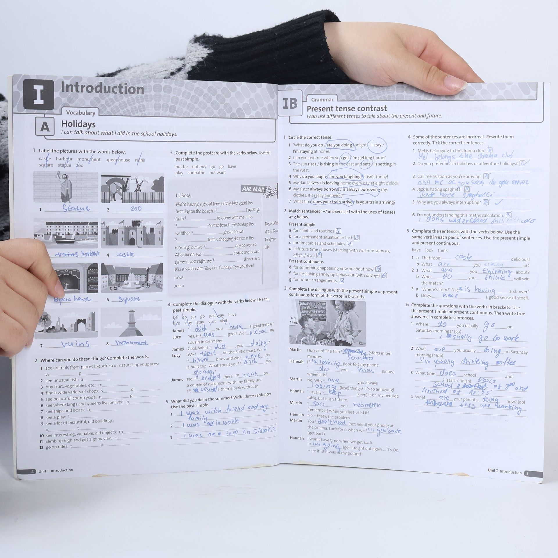 Kolektiv autorů Maturita Solutions: Intermediate - Workbook