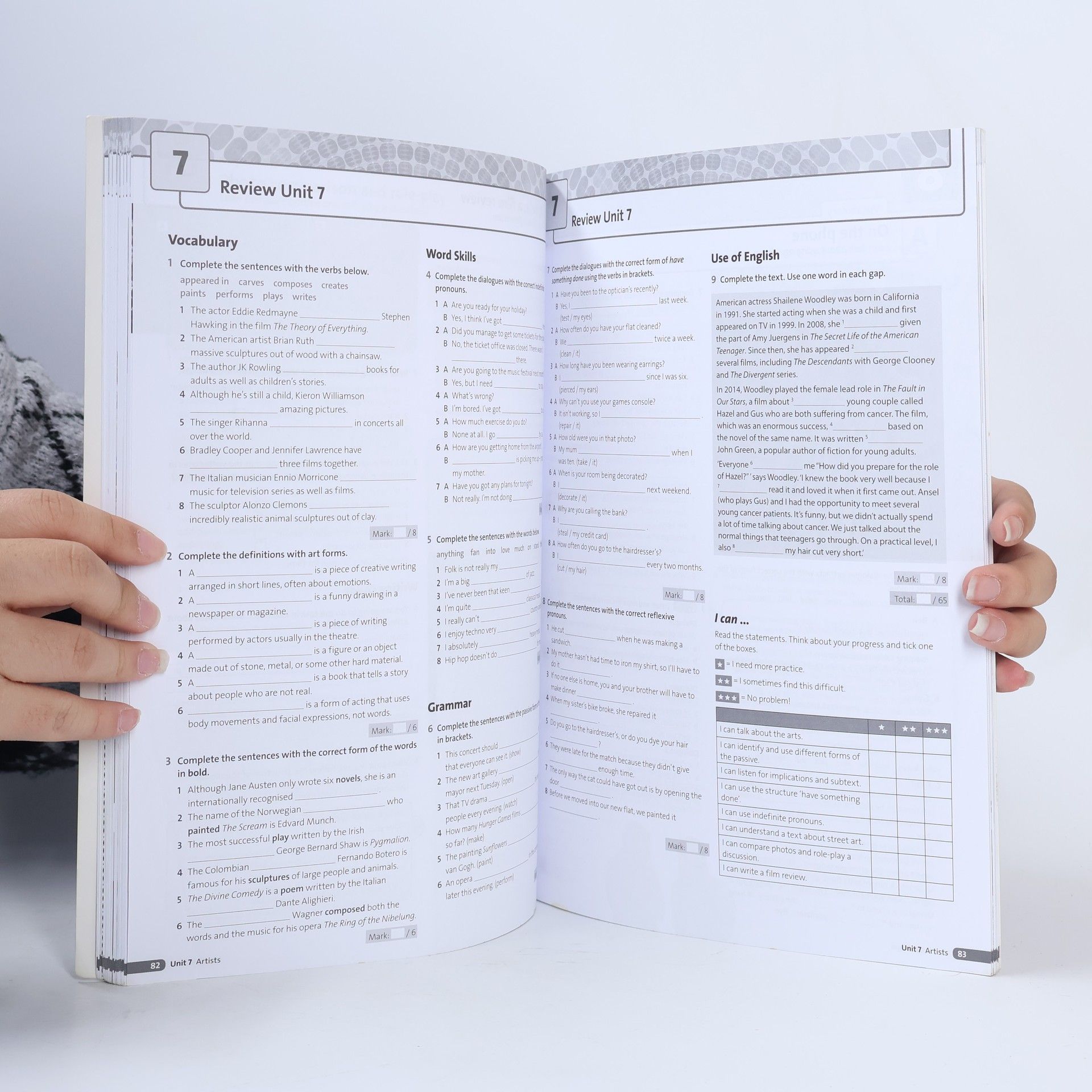 Kolektiv autorů Maturita Solutions: Intermediate - Workbook