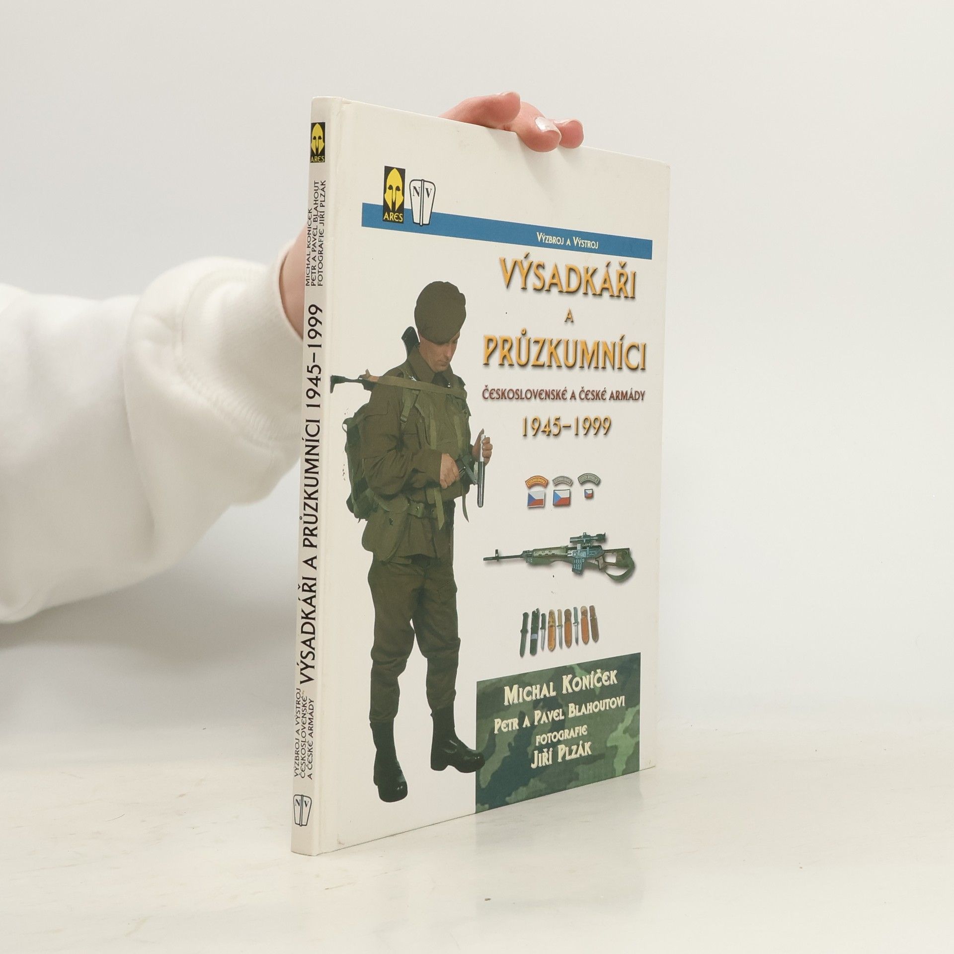 Michal Koníček Výsadkáři a průzkumníci Československé a České armády 1945-1999 : výzbroj a výstroj