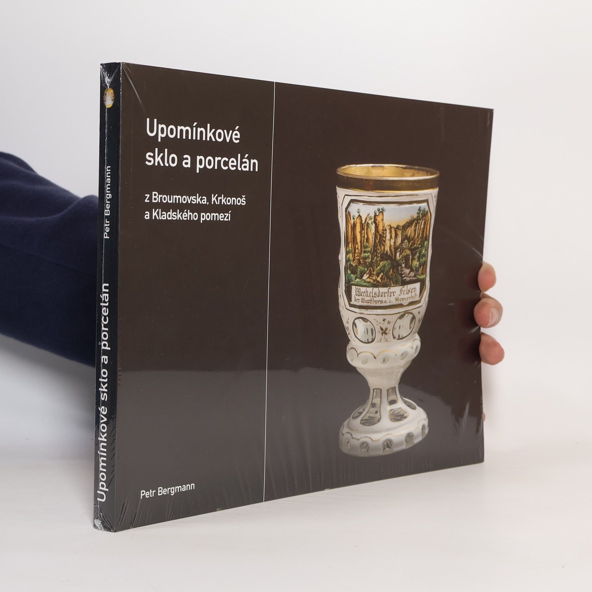 Petr Bergmann Upomínkové sklo a porcelán z Broumovska, Krkonoš a Kladského pomezí